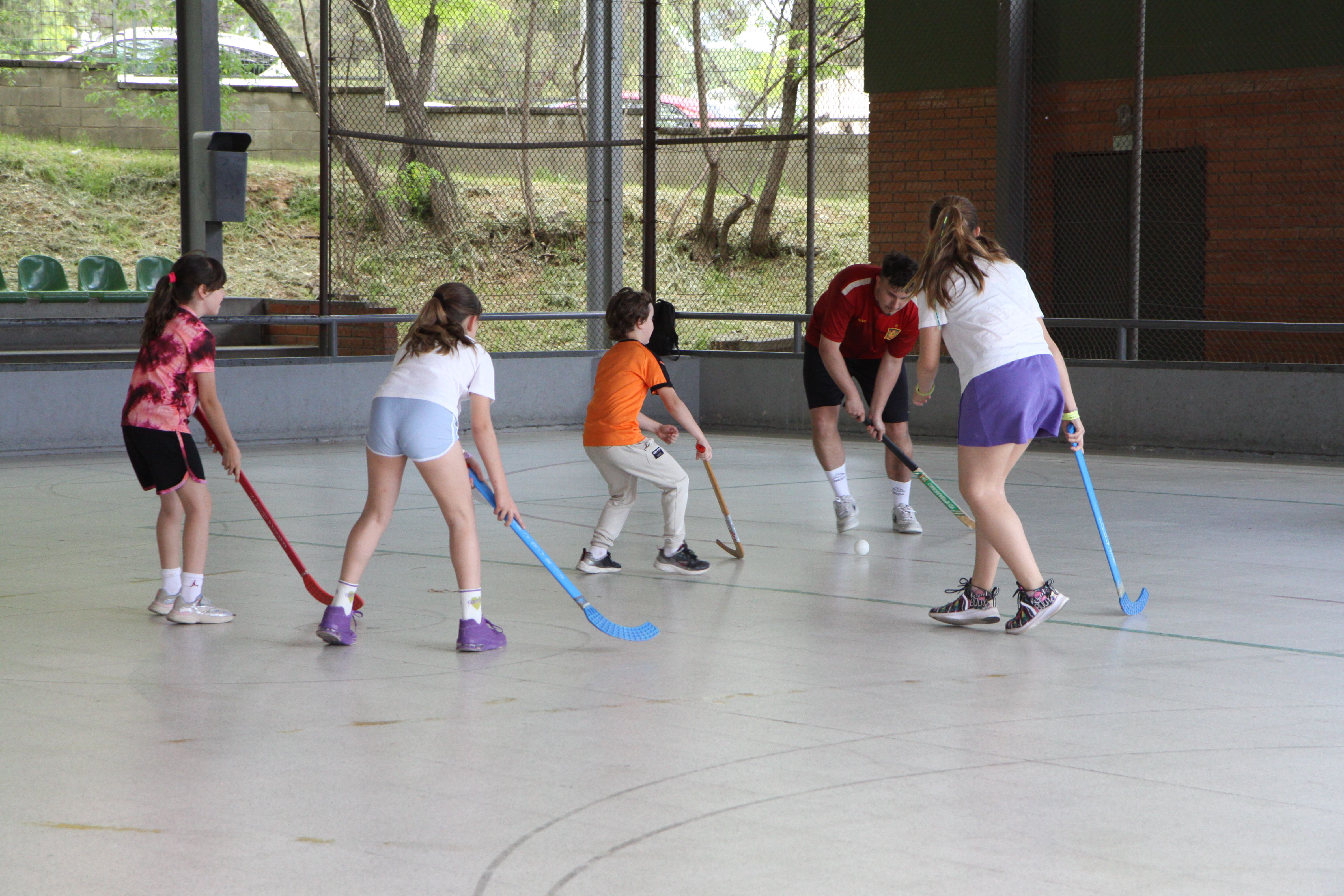 Hoquei durant la 4a Festa de l'Esport Inclusiu. Foto: Laia Jubany