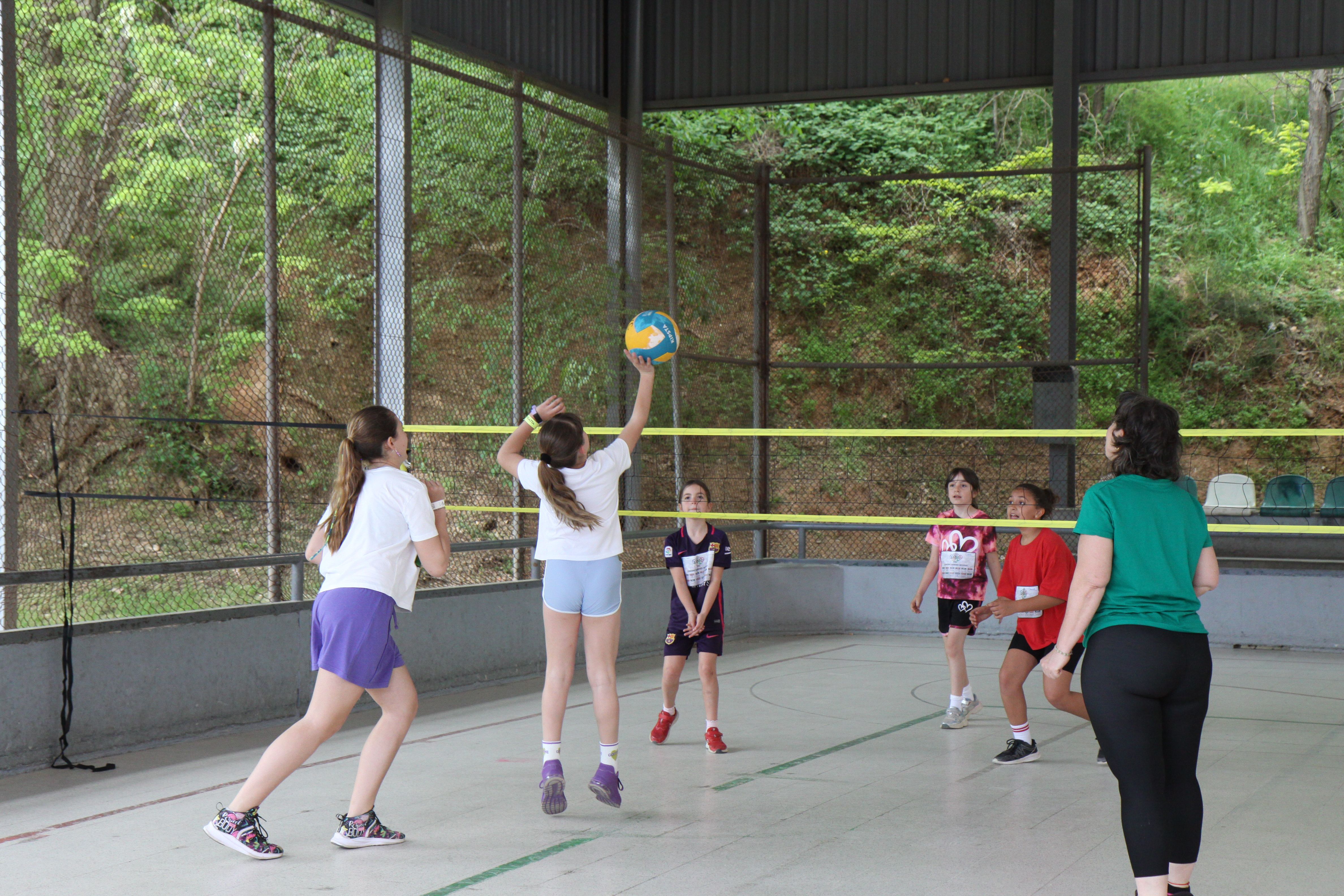 Vòlei durant la 4a Festa de l'Esport Inclusiu. Foto: Laia Jubany
