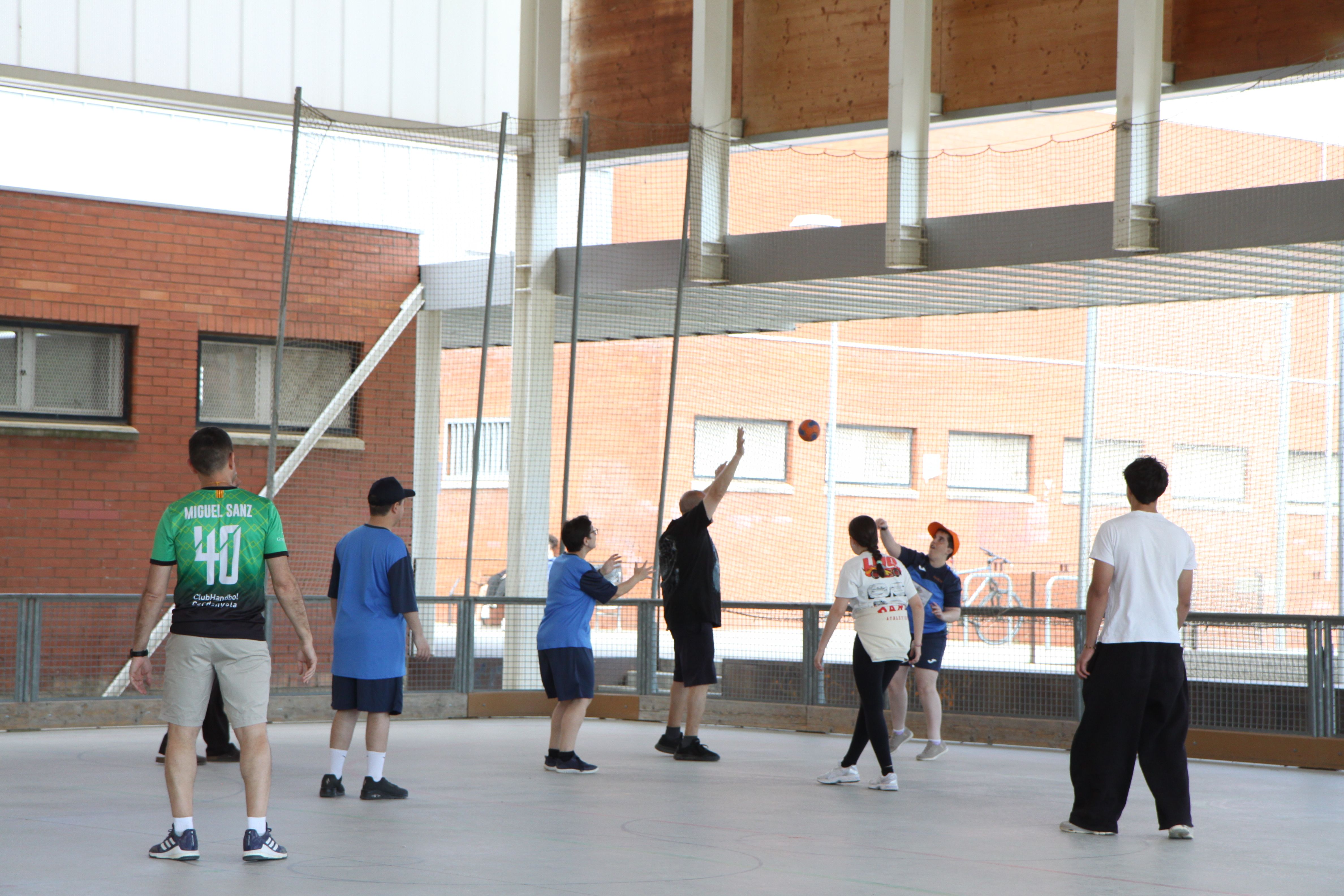 Handbol durant la 4a Festa de l'Esport Inclusiu. Foto: Laia Jubany