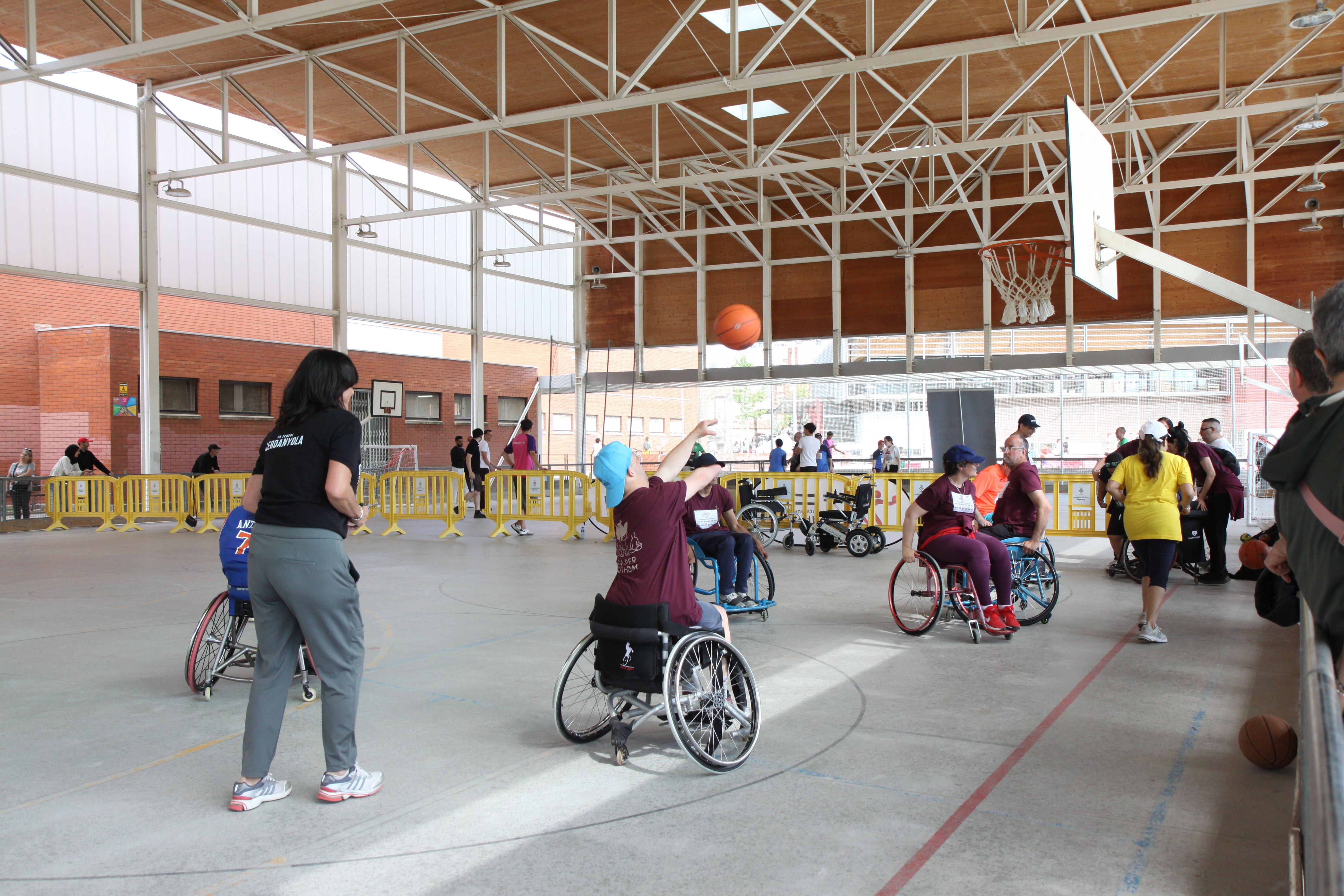 Bàsquet durant la 4a Festa de l'Esport Inclusiu. Foto: Laia Jubany