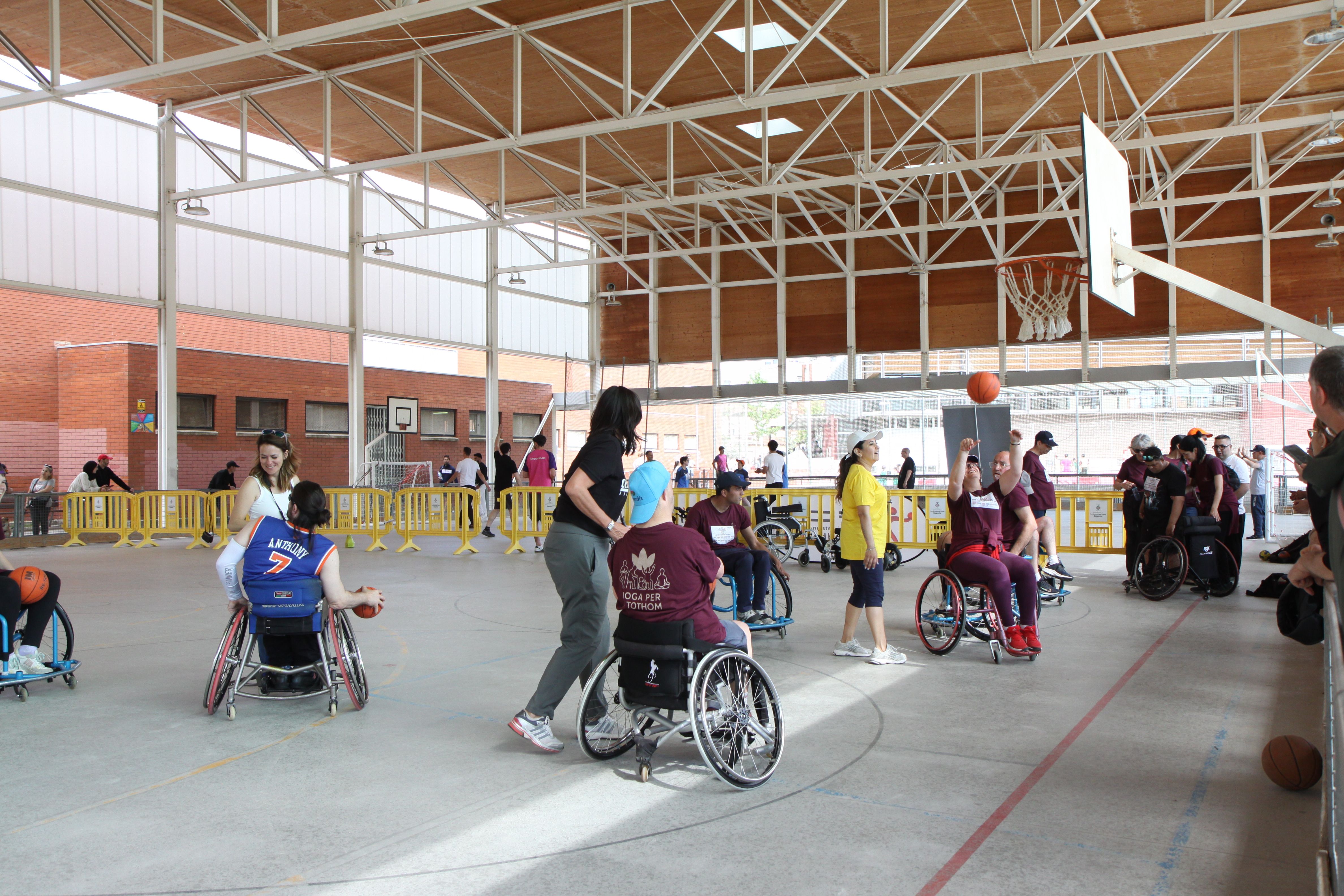 Bàsquet durant la 4a Festa de l'Esport Inclusiu. Foto: Laia Jubany