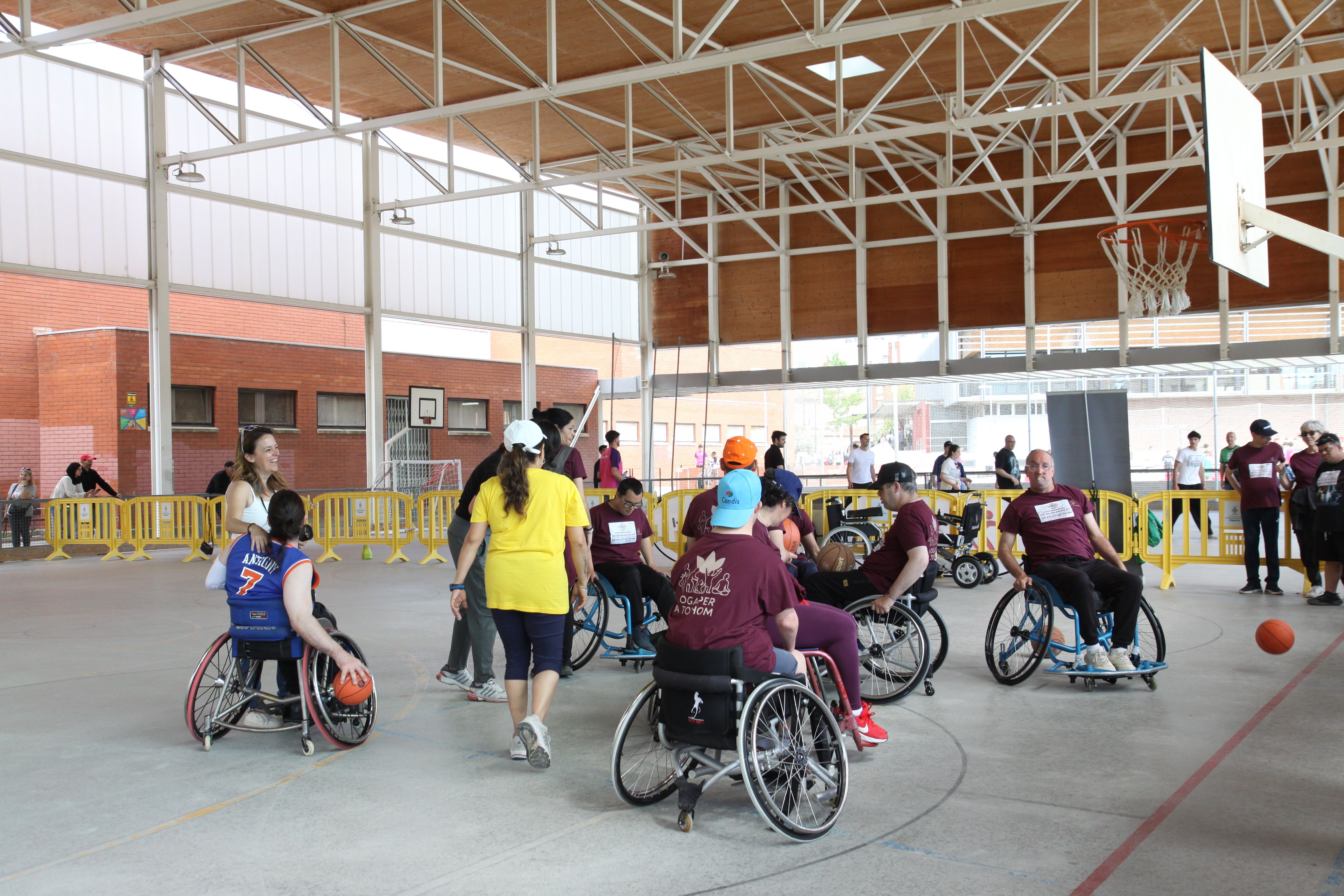 Bàsquet durant la 4a Festa de l'Esport Inclusiu. Foto: Laia Jubany