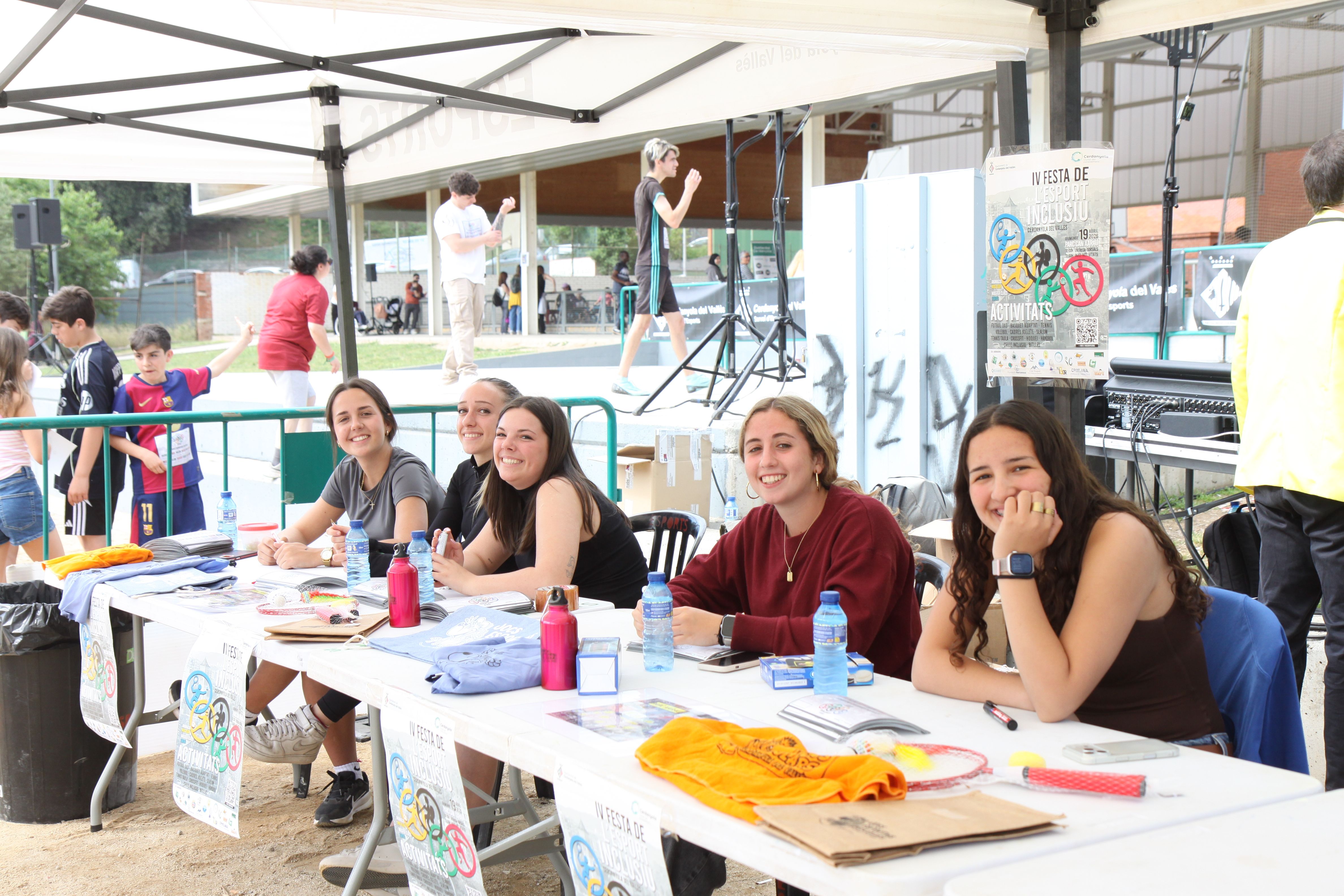 Desenes de persones participen en la 4a Festa de l'Esport Inclusiu. Foto: Laia Jubany