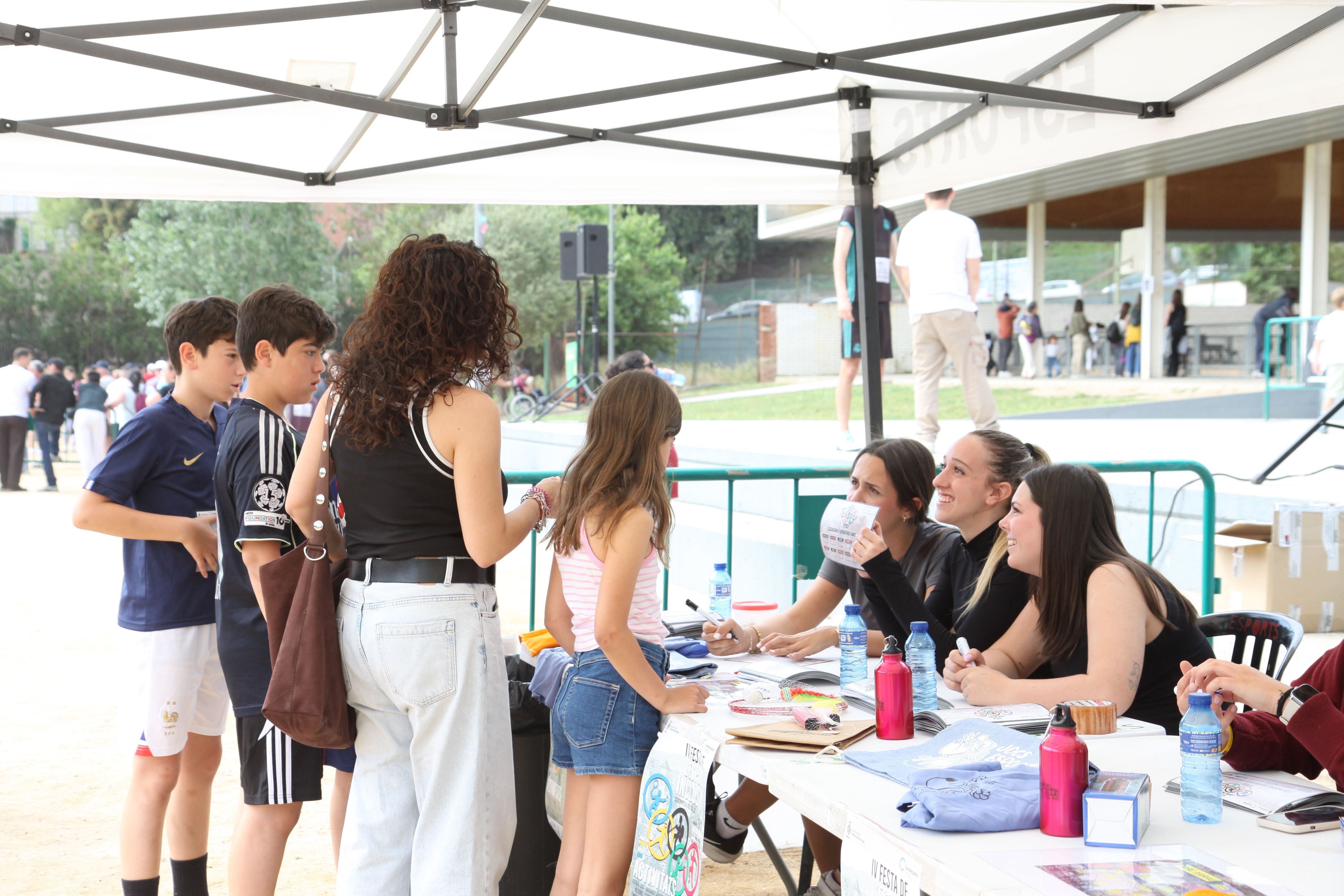 Desenes de persones participen en la 4a Festa de l'Esport Inclusiu. Foto: Laia Jubany
