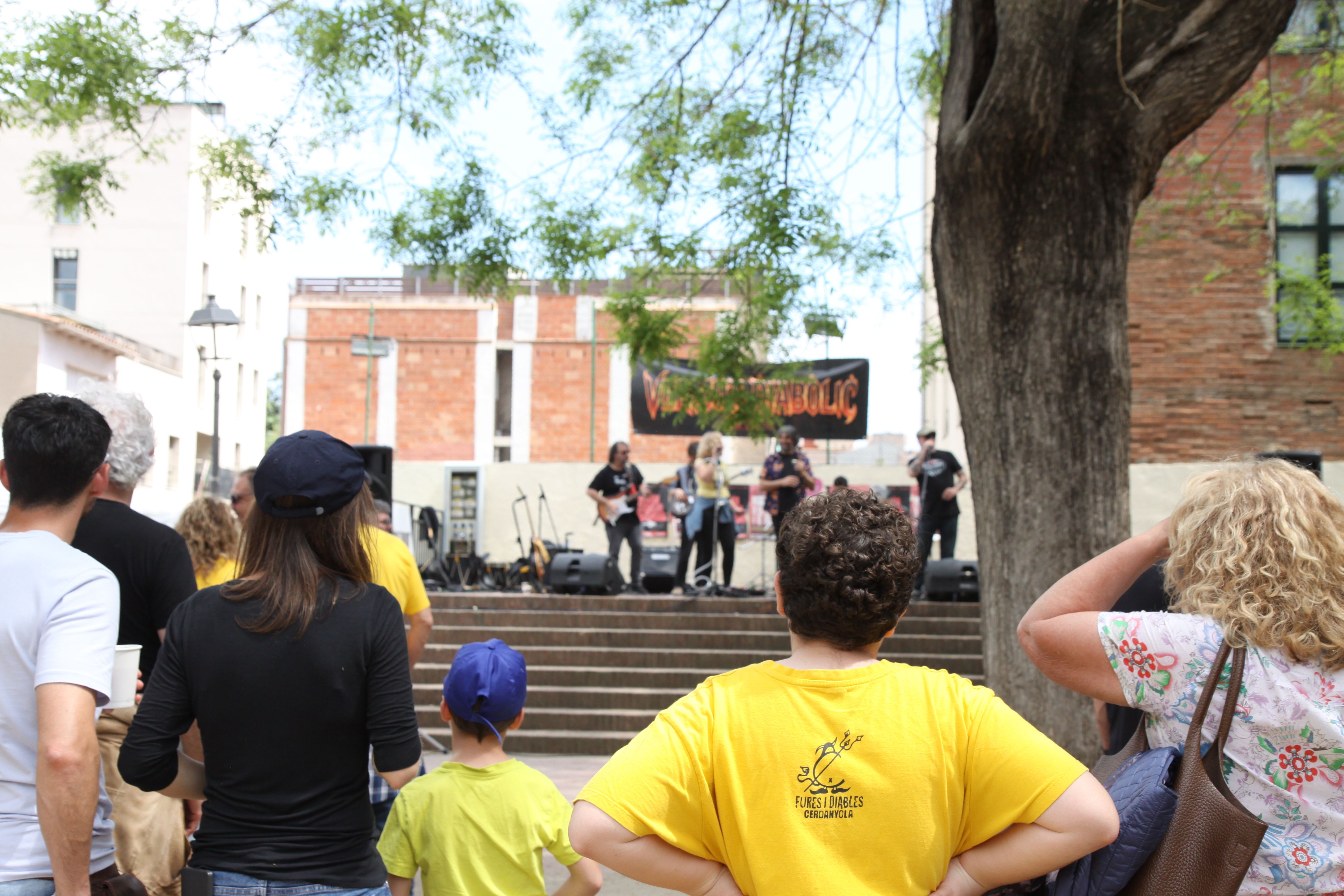  El primer Vermut Diabòlic omple la plaça Jaume Grau de xerinola. Foto: Laia Jubany
