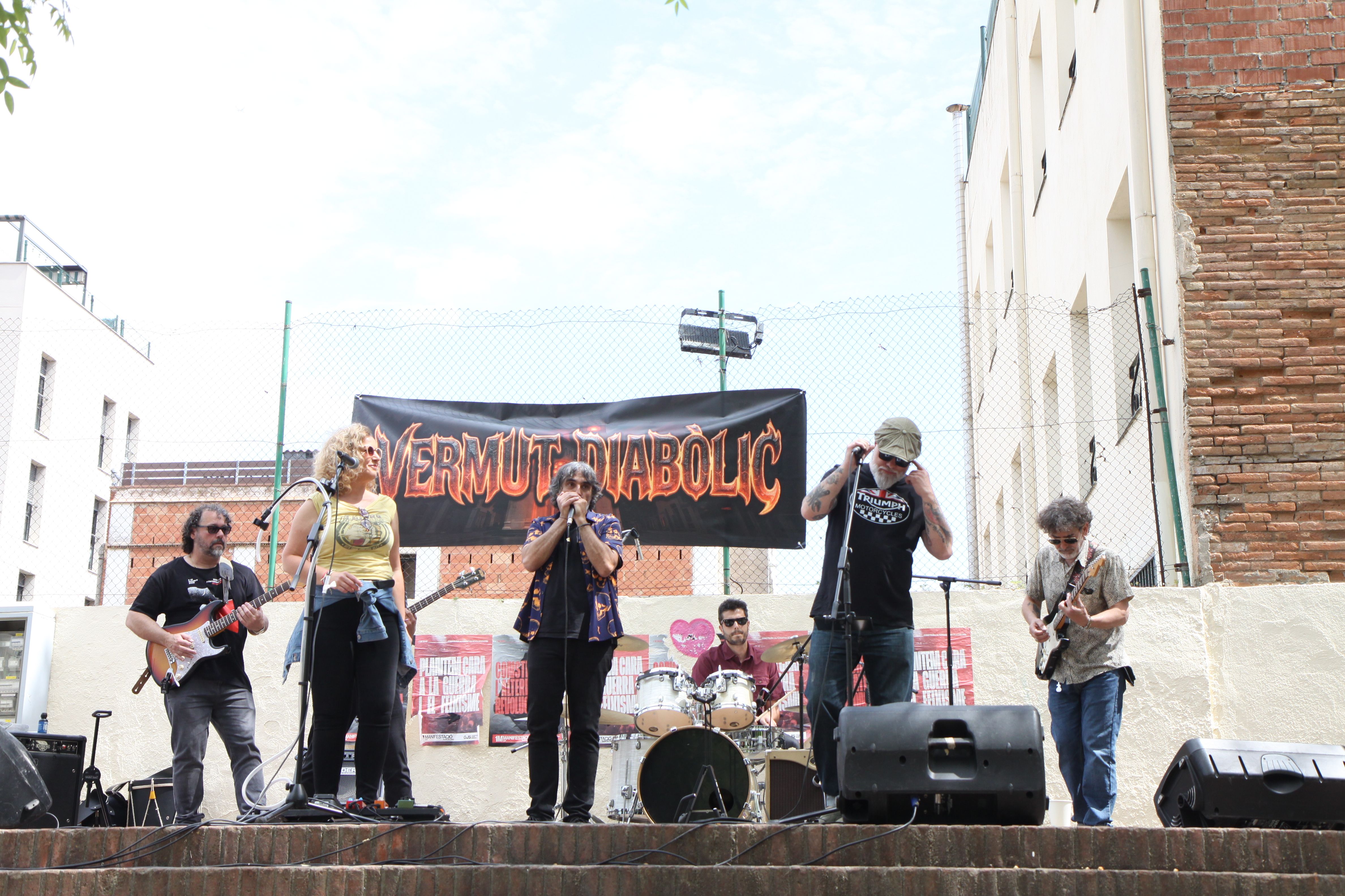  El primer Vermut Diabòlic omple la plaça Jaume Grau de xerinola. Foto: Laia Jubany