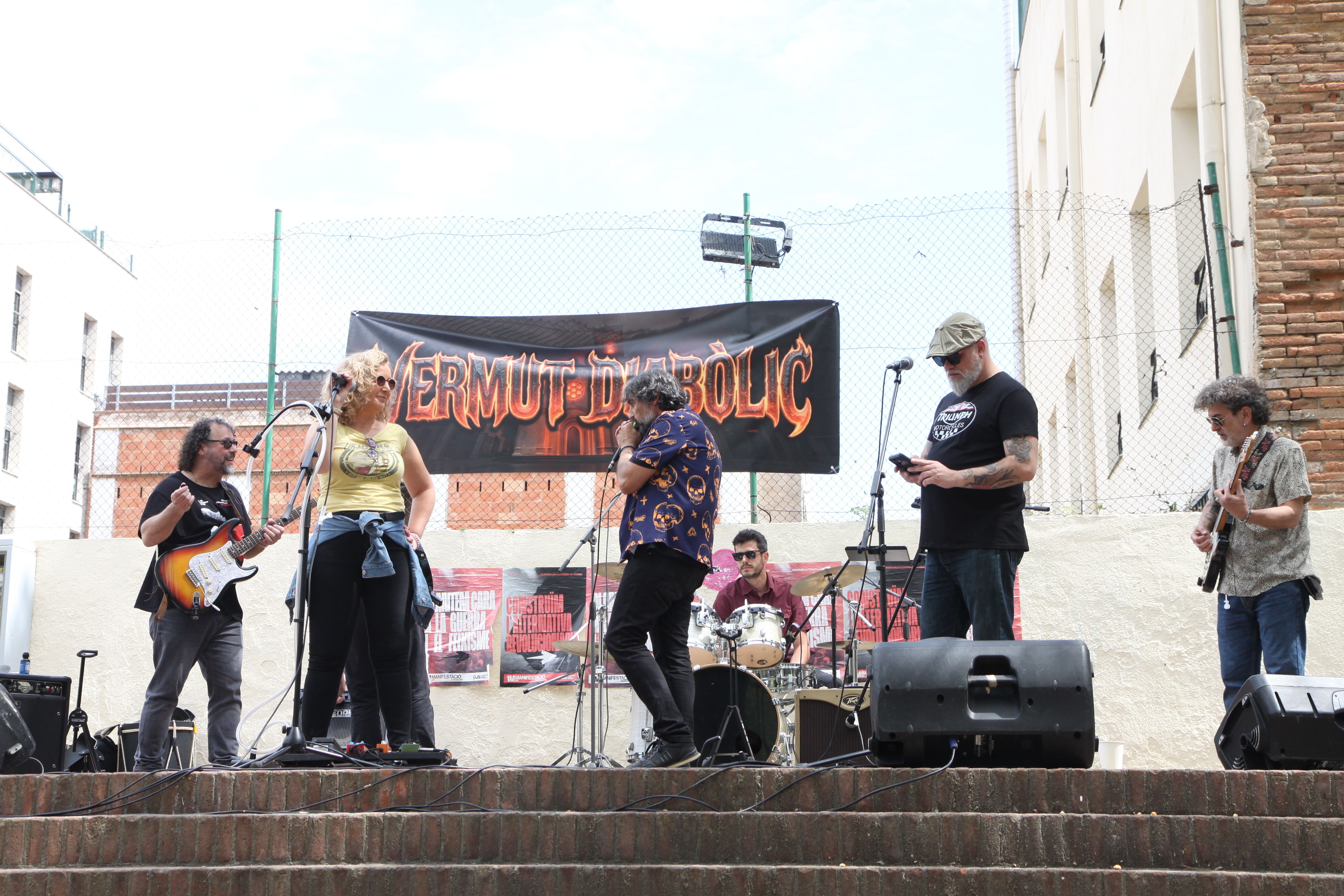  El primer Vermut Diabòlic omple la plaça Jaume Grau de xerinola. Foto: Laia Jubany