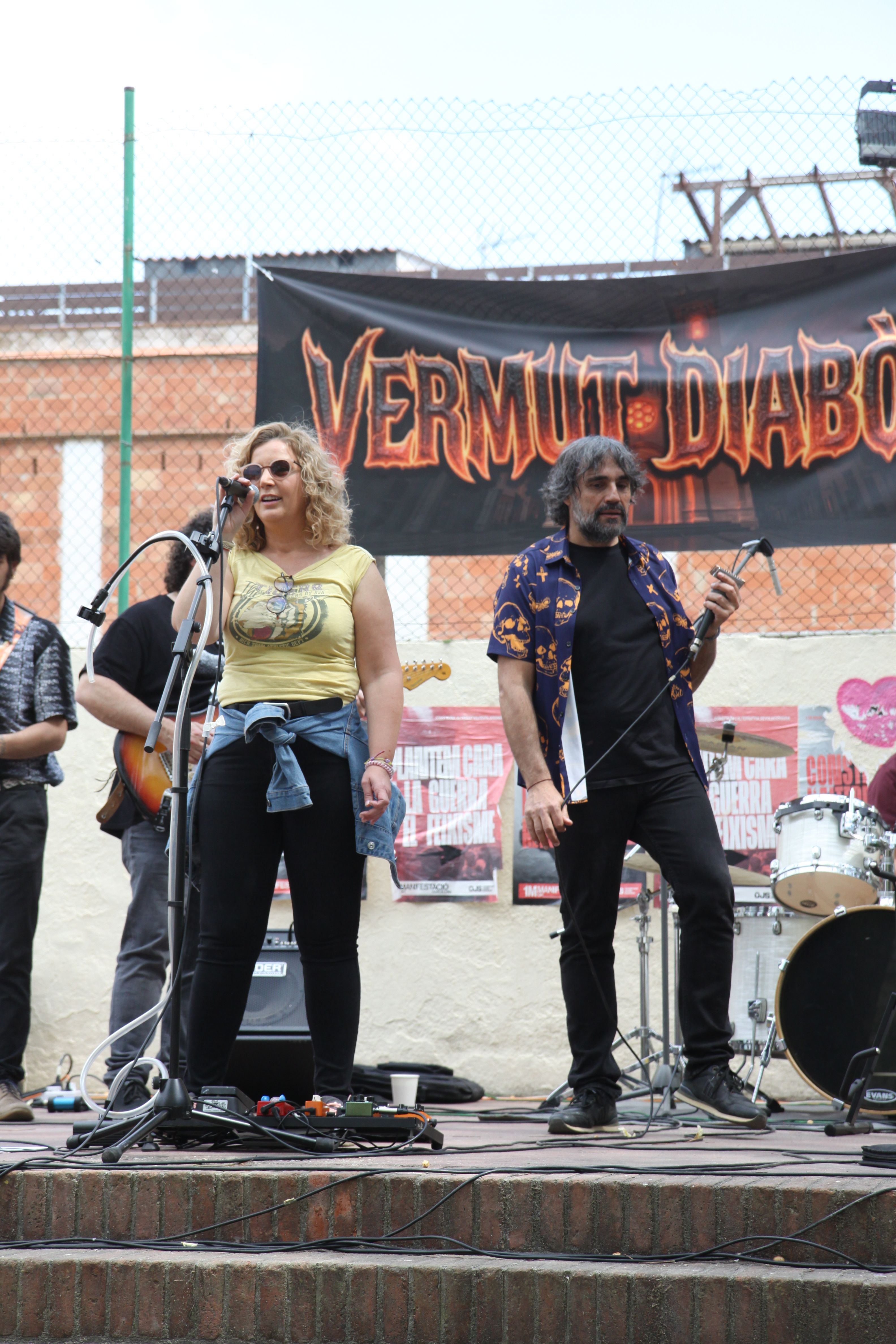 El primer Vermut Diabòlic omple la plaça Jaume Grau de xerinola. Foto: Laia Jubany