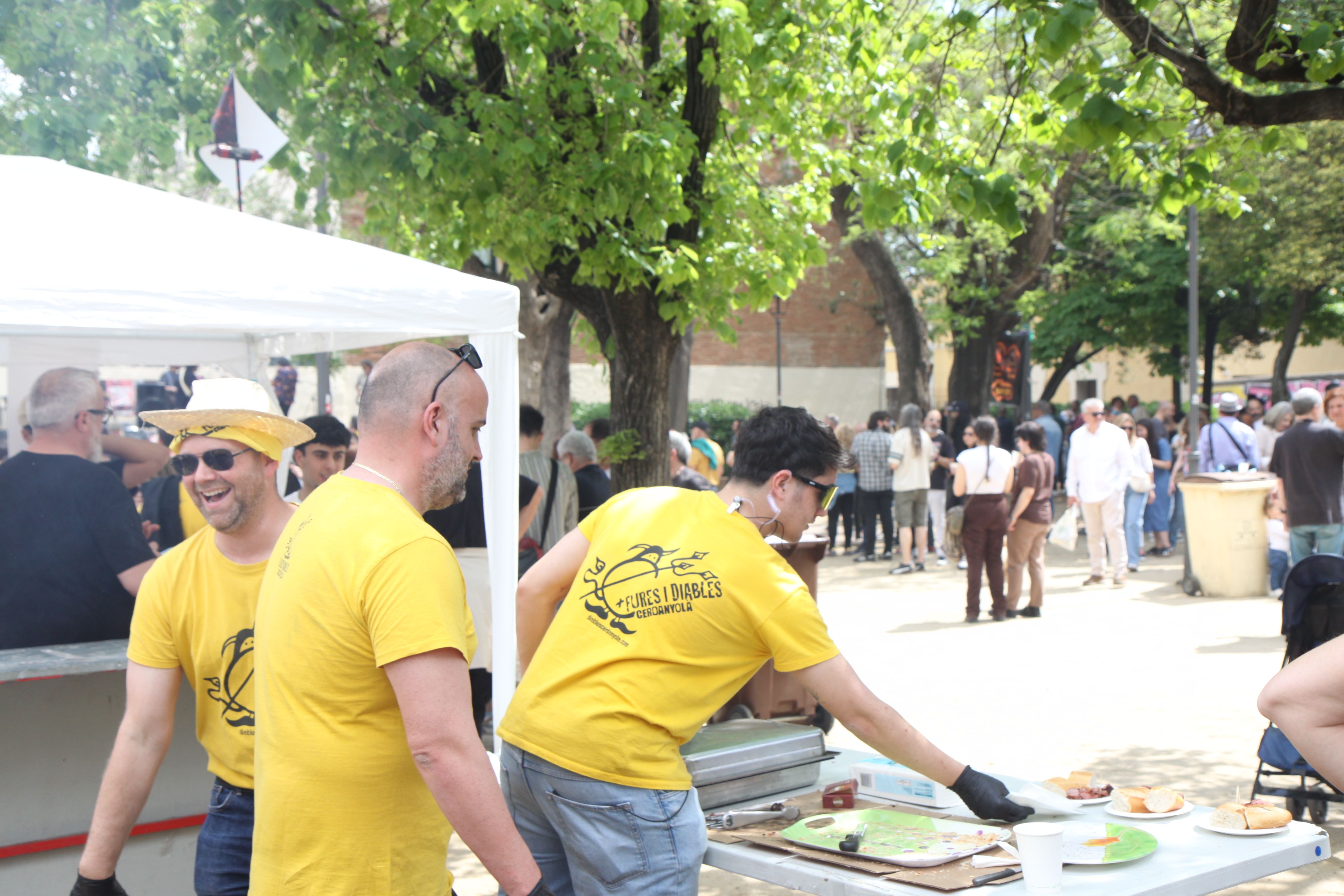  El primer Vermut Diabòlic omple la plaça Jaume Grau de xerinola. Foto: Laia Jubany