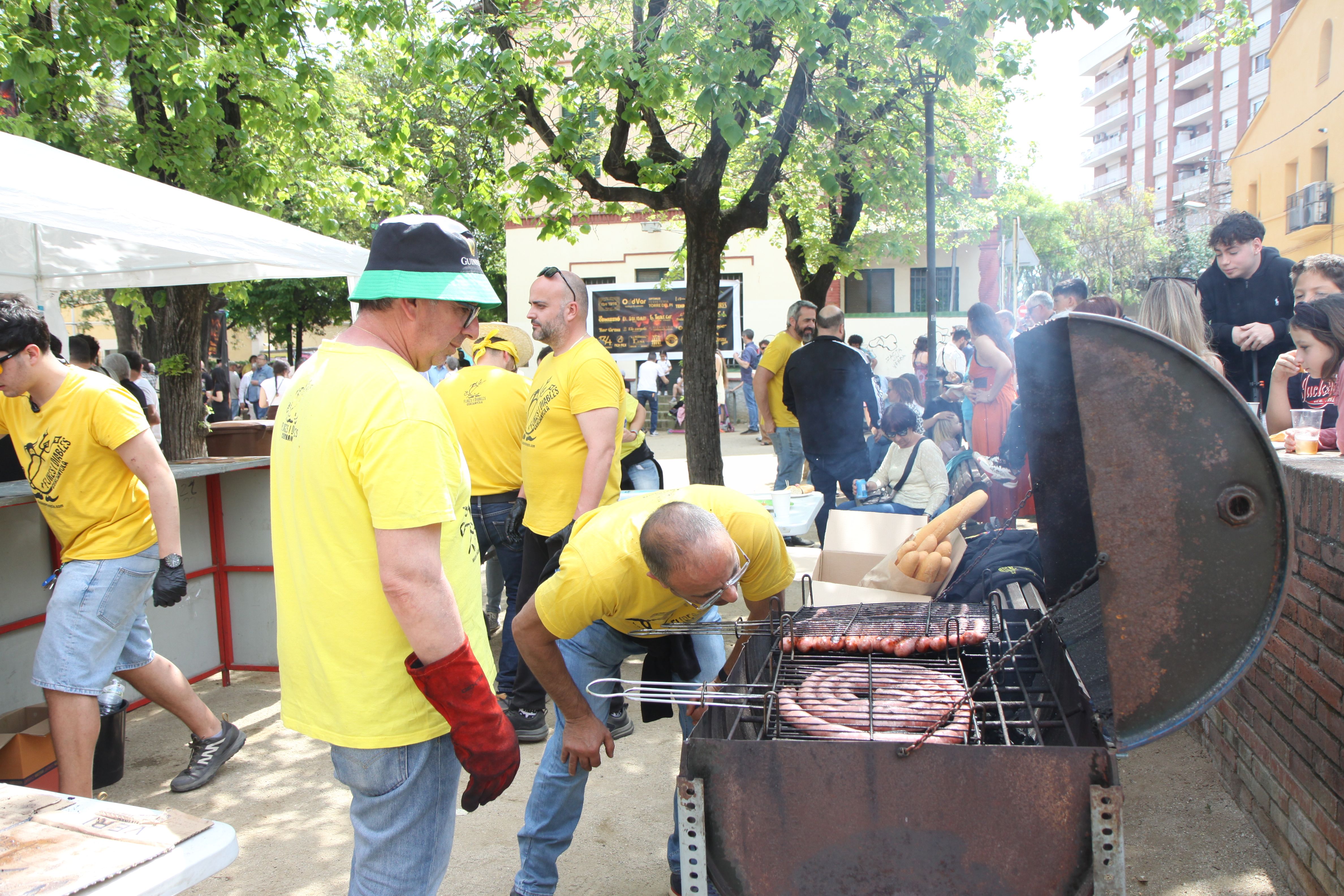  El primer Vermut Diabòlic omple la plaça Jaume Grau de xerinola. Foto: Laia Jubany
