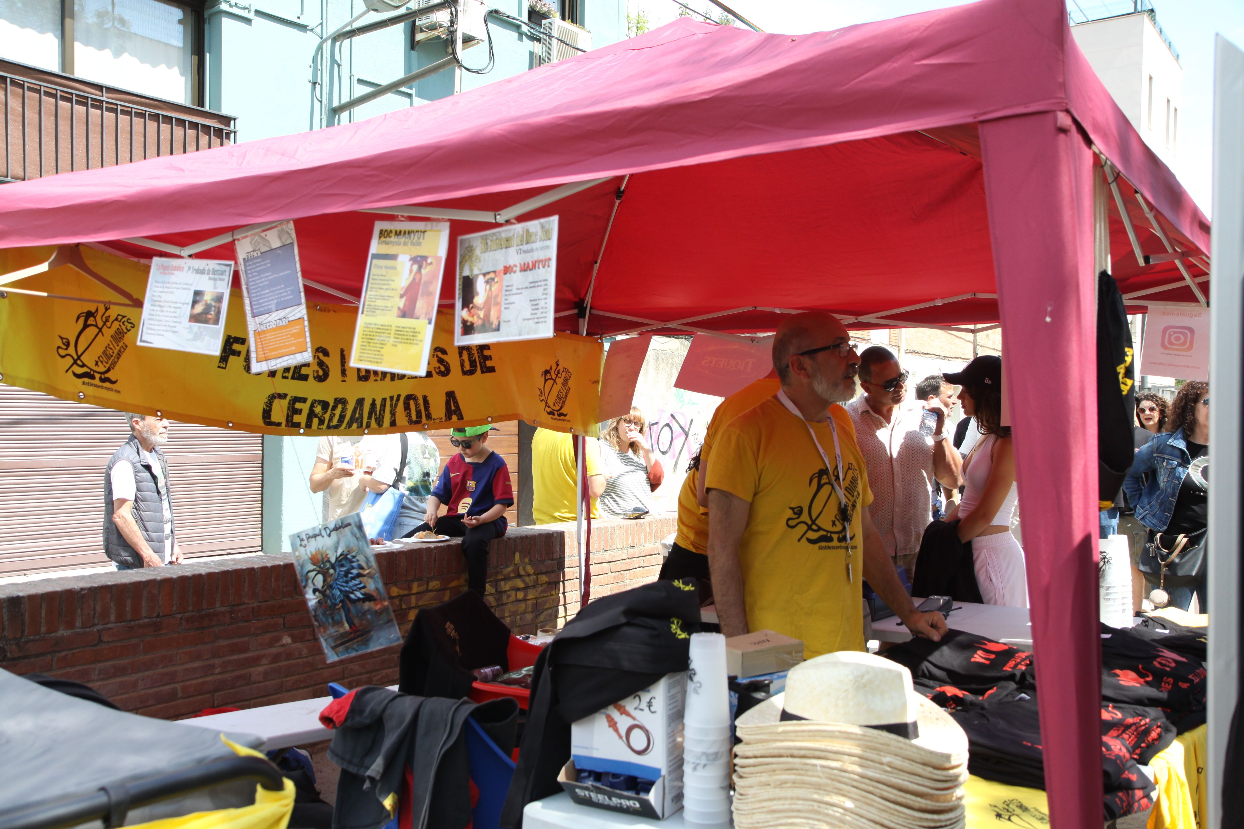  El primer Vermut Diabòlic omple la plaça Jaume Grau de xerinola. Foto: Laia Jubany