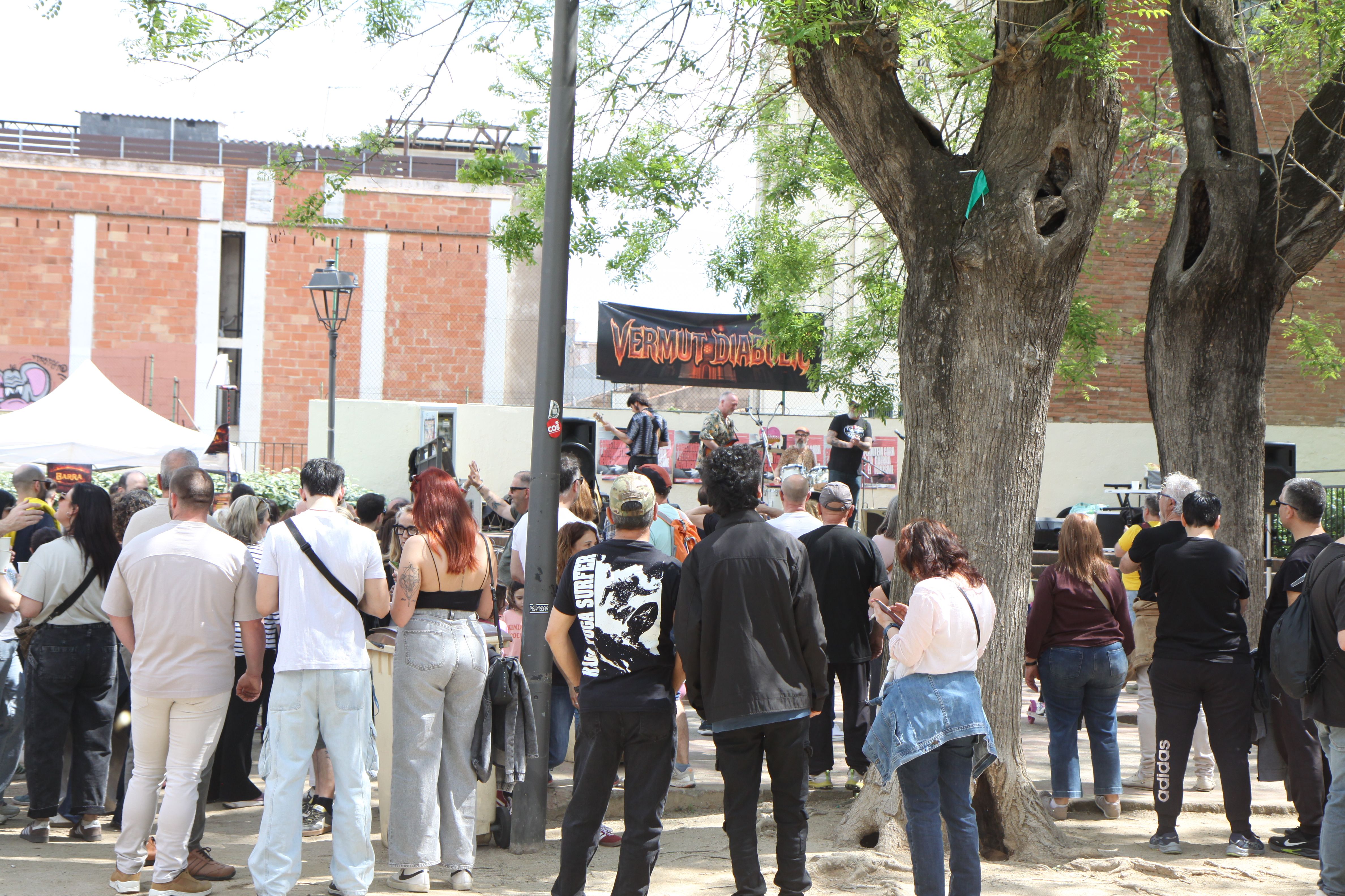  El primer Vermut Diabòlic omple la plaça Jaume Grau de xerinola. Foto: Laia Jubany