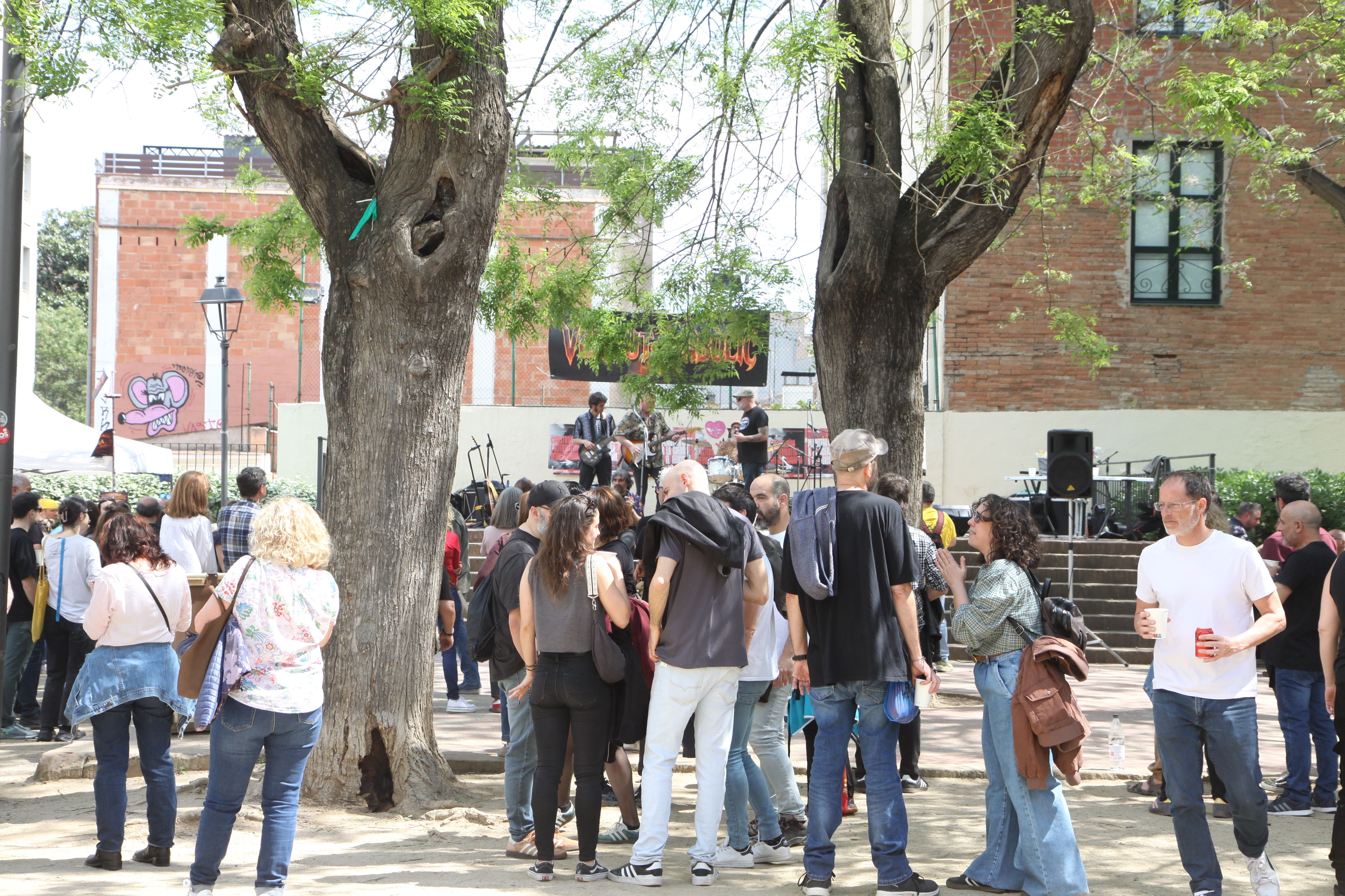  El primer Vermut Diabòlic omple la plaça Jaume Grau de xerinola. Foto: Laia Jubany