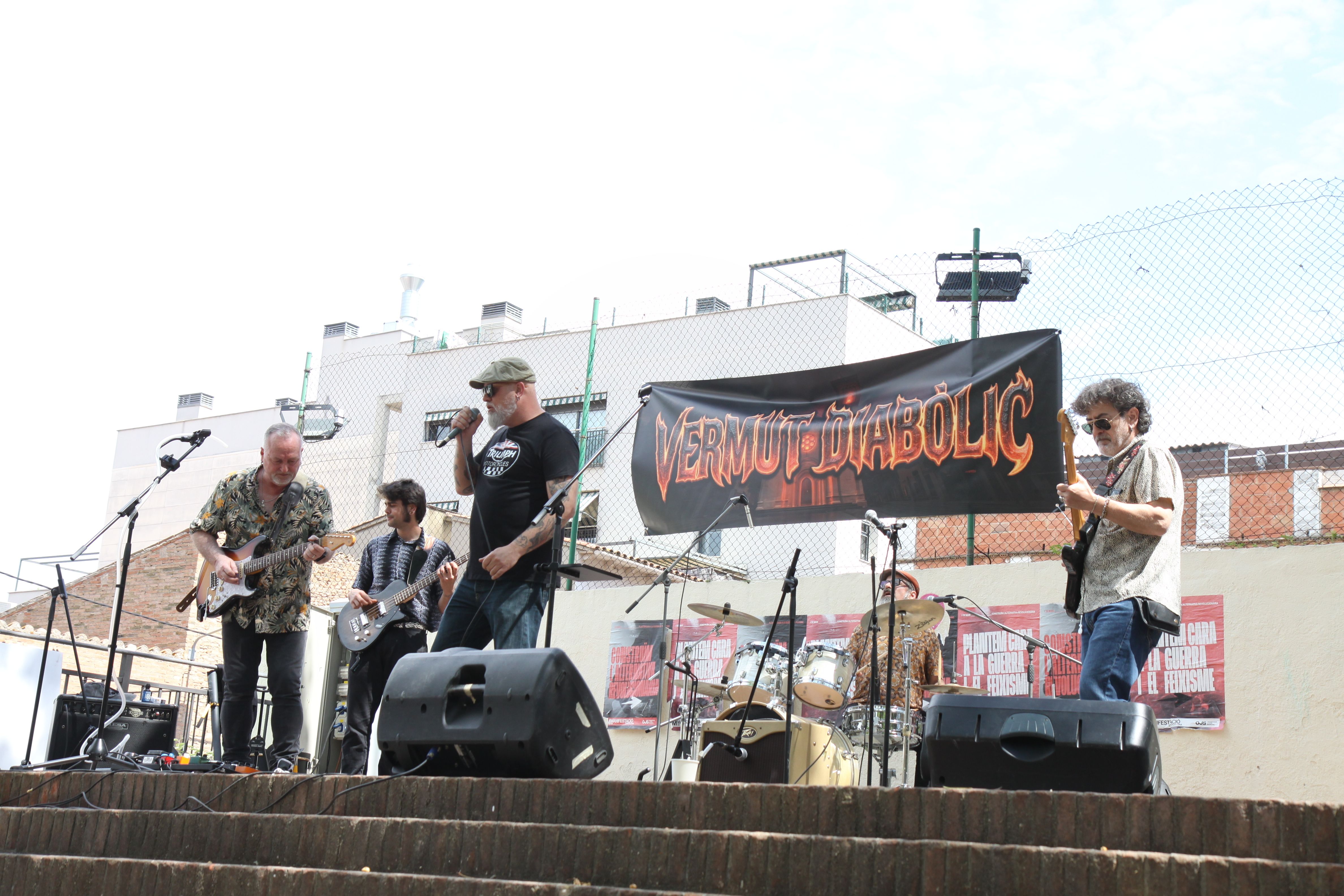  El primer Vermut Diabòlic omple la plaça Jaume Grau de xerinola. Foto: Laia Jubany