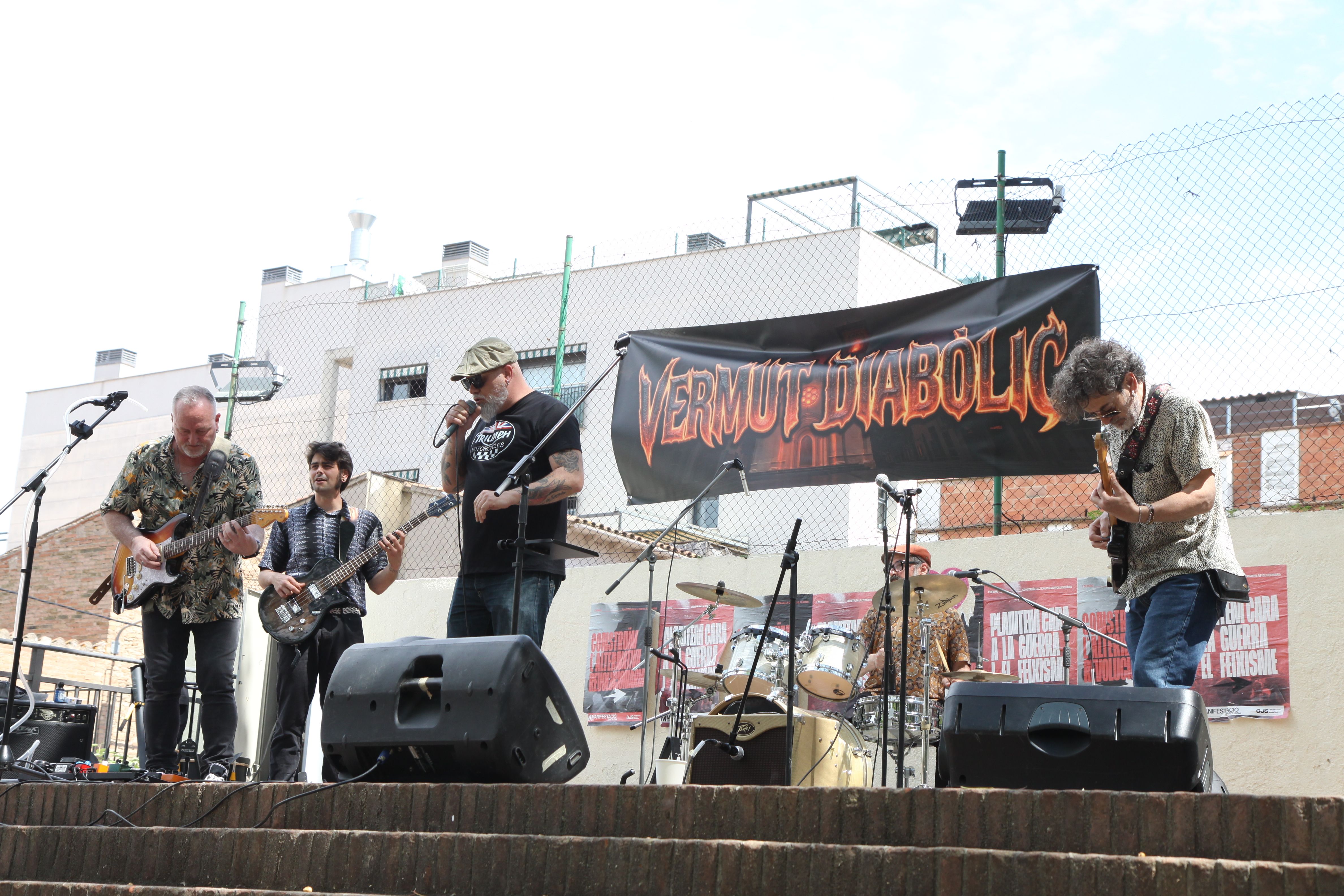  El primer Vermut Diabòlic omple la plaça Jaume Grau de xerinola. Foto: Laia Jubany