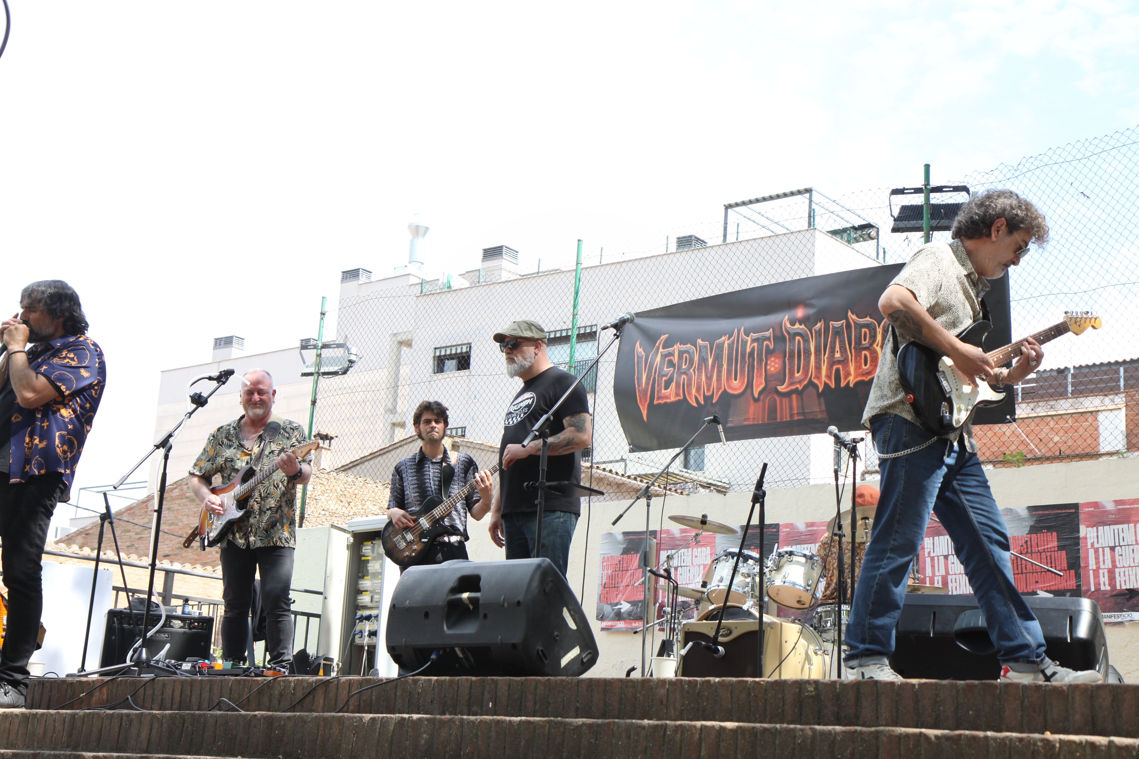  El primer Vermut Diabòlic omple la plaça Jaume Grau de xerinola. Foto: Laia Jubany