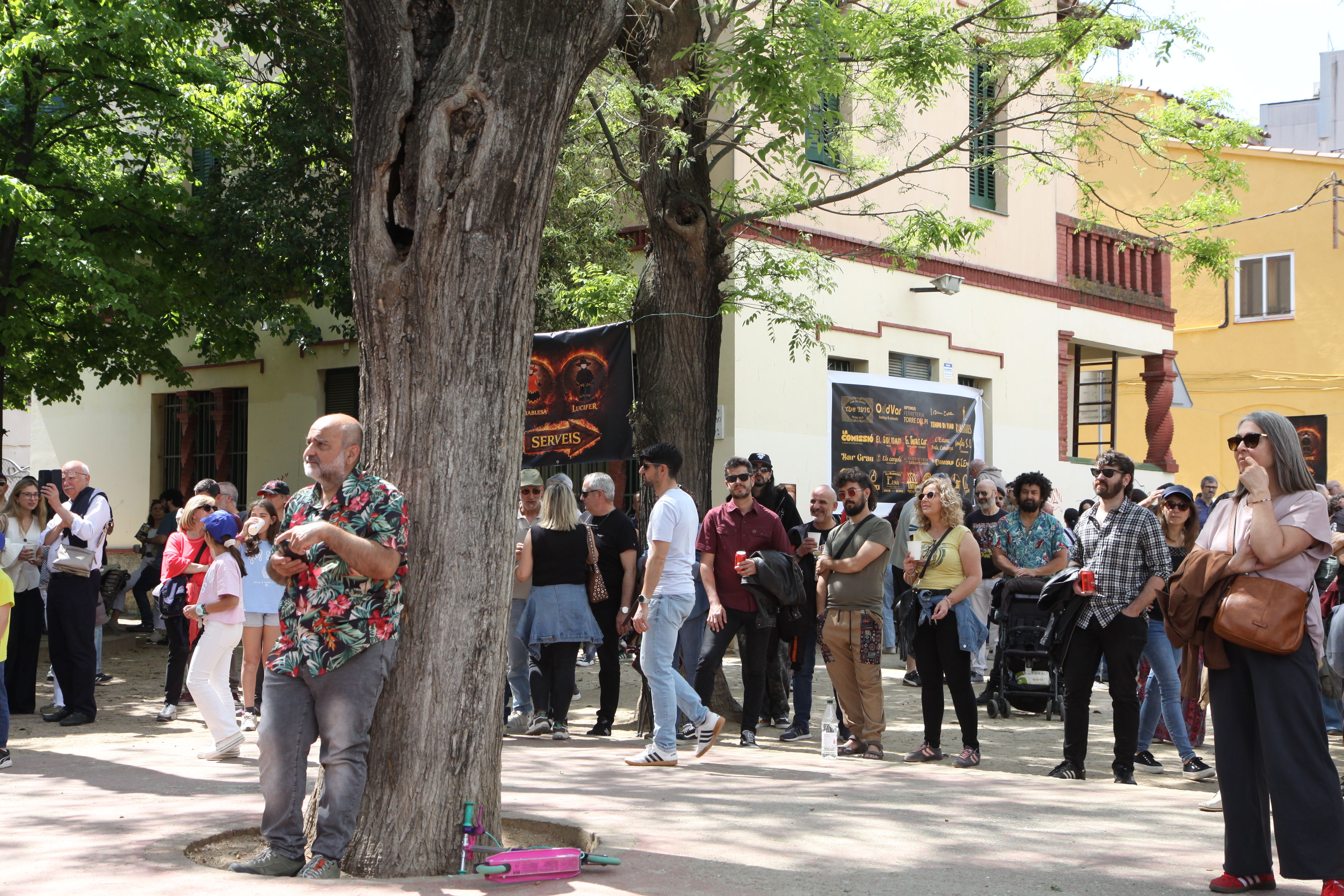  El primer Vermut Diabòlic omple la plaça Jaume Grau de xerinola. Foto: Laia Jubany