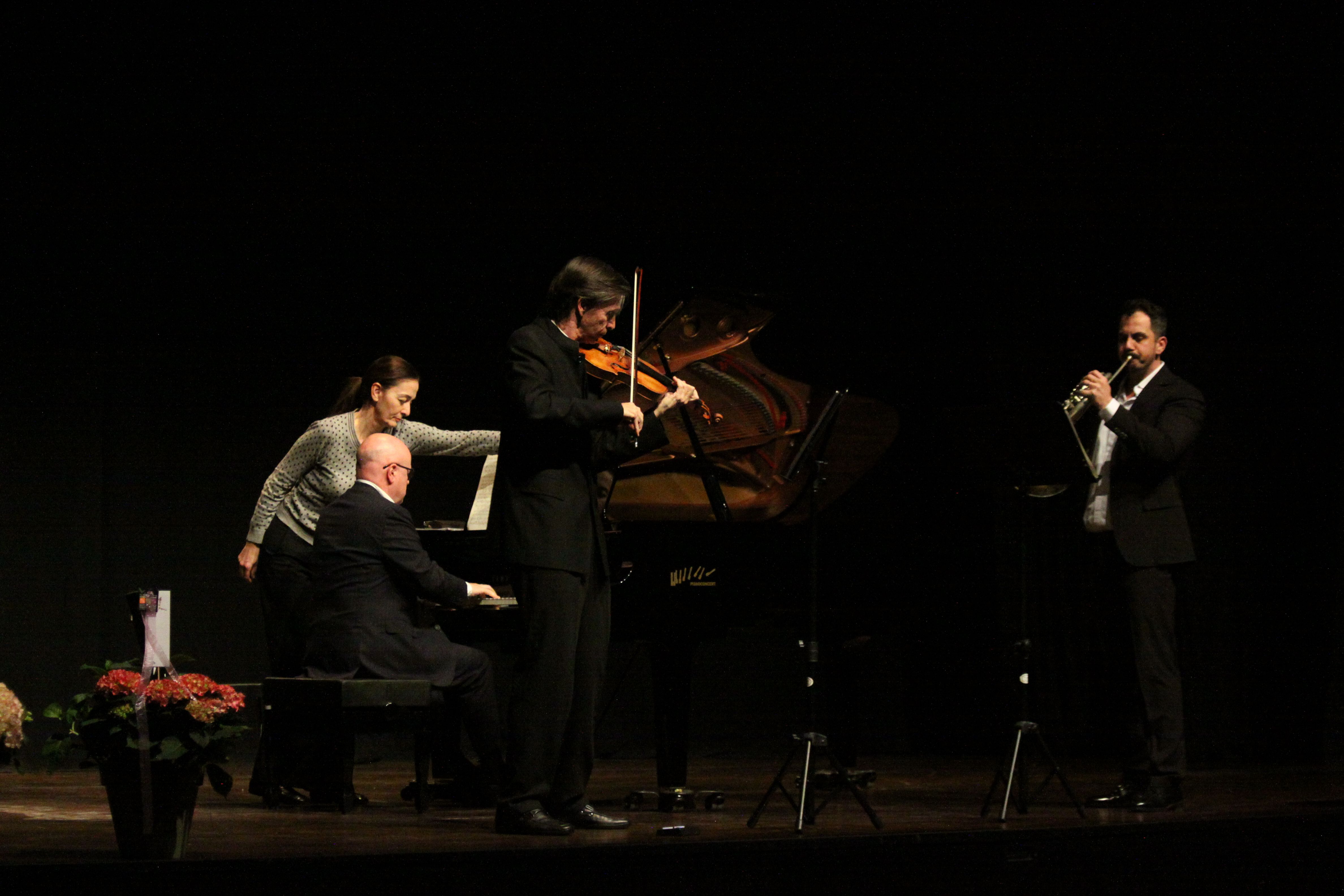 Kai Gleusteen (violí), Albert Guinovart (piano) i Ionut Podgoreanu (trompa). Foto: Laia Jubany
