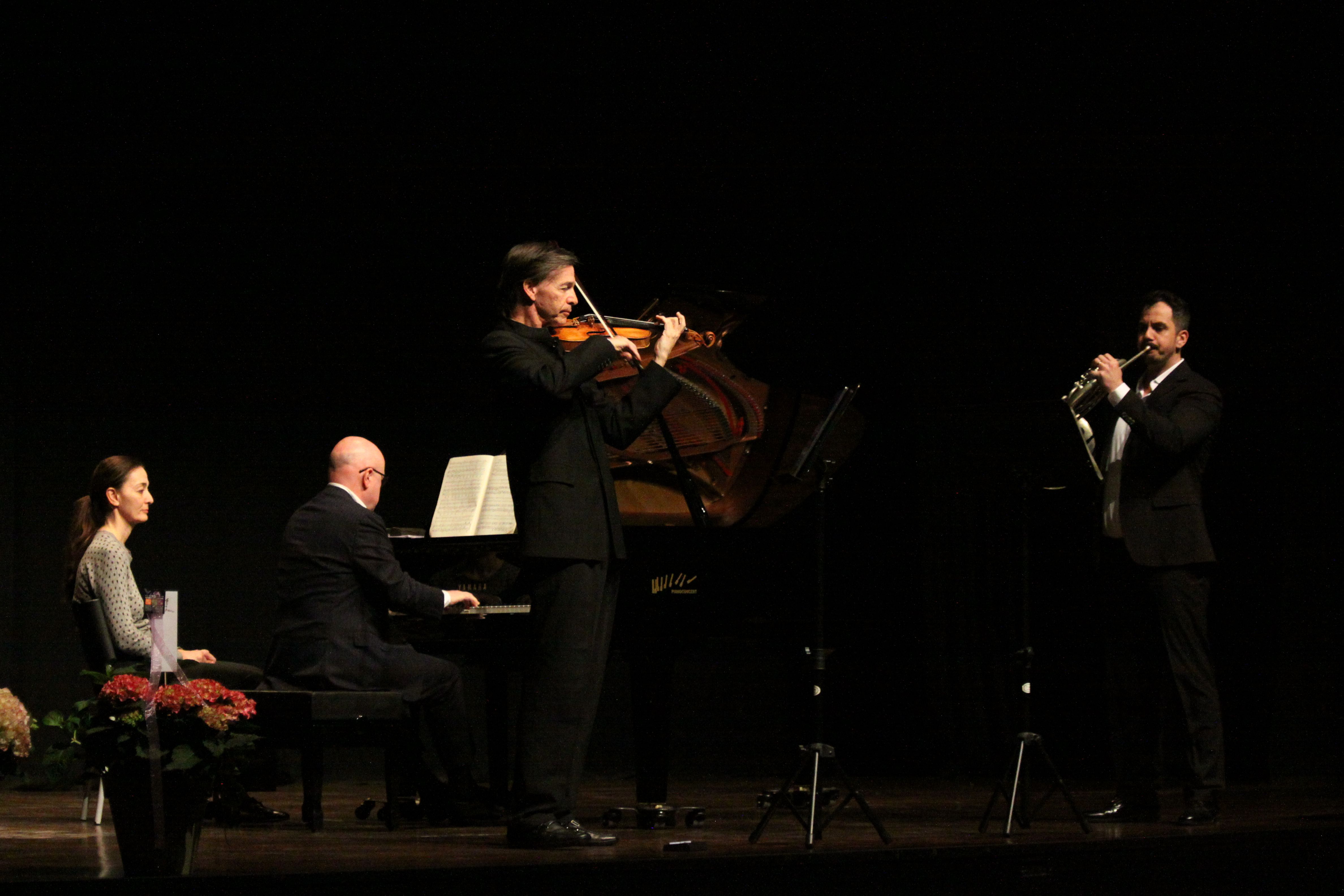 Kai Gleusteen (violí), Albert Guinovart (piano) i Ionut Podgoreanu (trompa). Foto: Laia Jubany