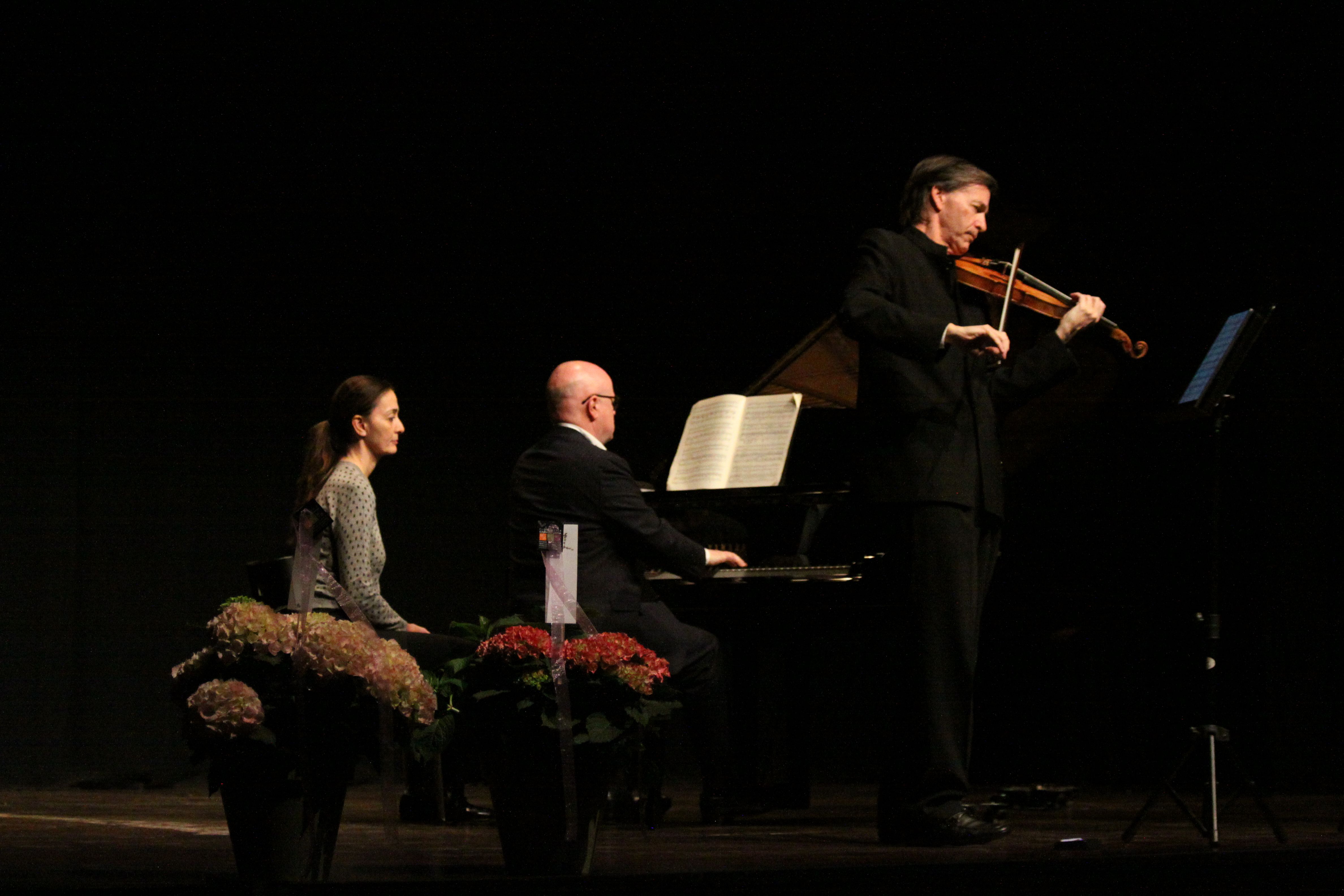 Kai Gleusteen (violí), Albert Guinovart (piano) i Ionut Podgoreanu (trompa). Foto: Laia Jubany
