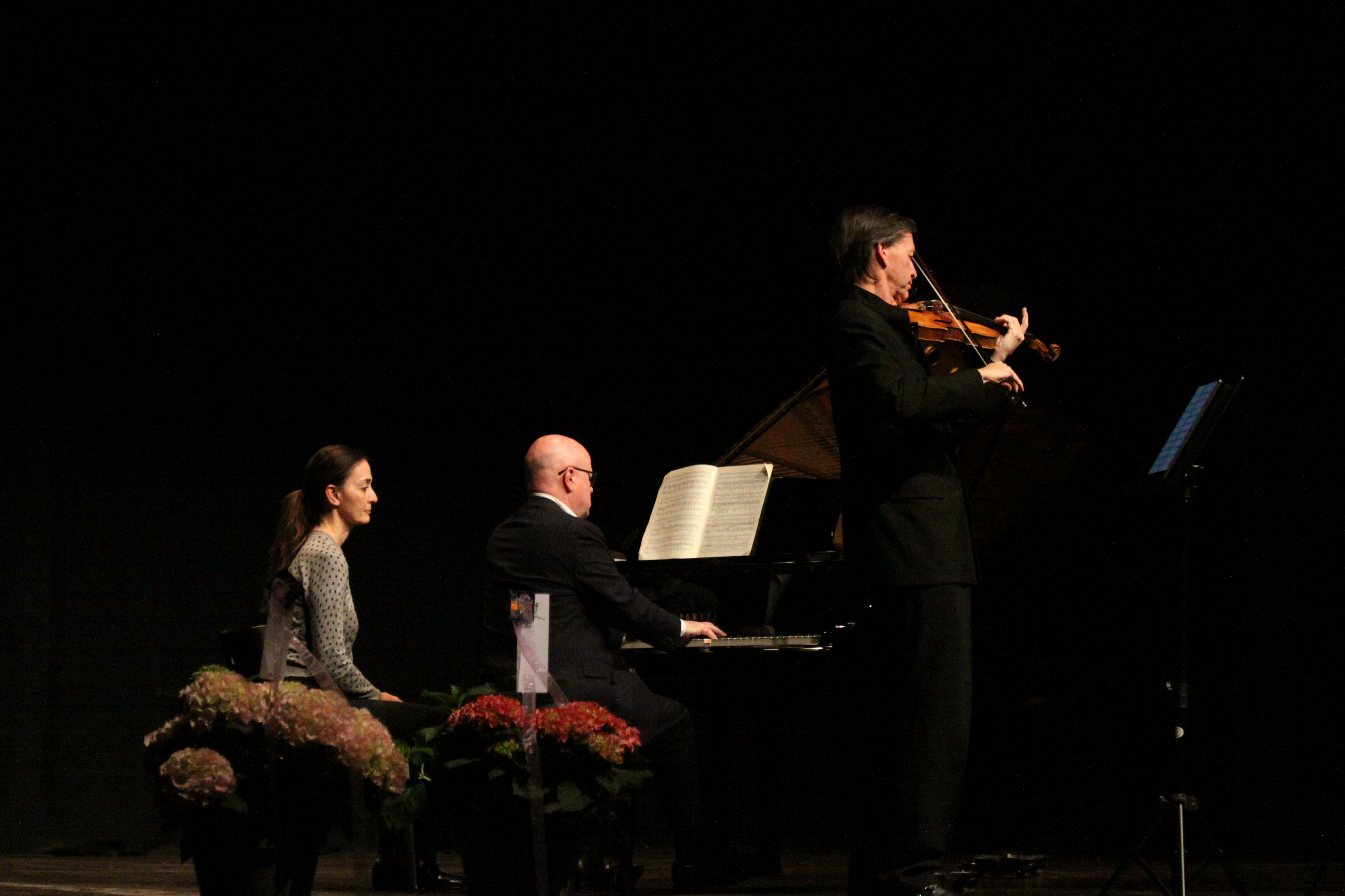 Kai Gleusteen (violí), Albert Guinovart (piano) i Ionut Podgoreanu (trompa). Foto: Laia Jubany