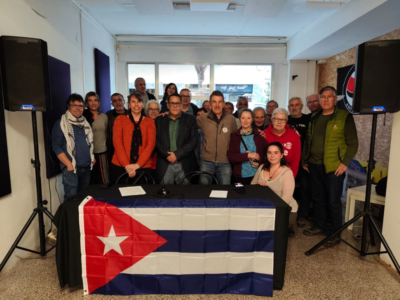 El cònsul de Cuba a Barcelona, Alejandro Castro Medina amb l'activista Claudia González i els participants al primer acte de Cerdanyola amb Palestina – Solidaritat Internacionalista (CAP-SI). FOTO: Cedida