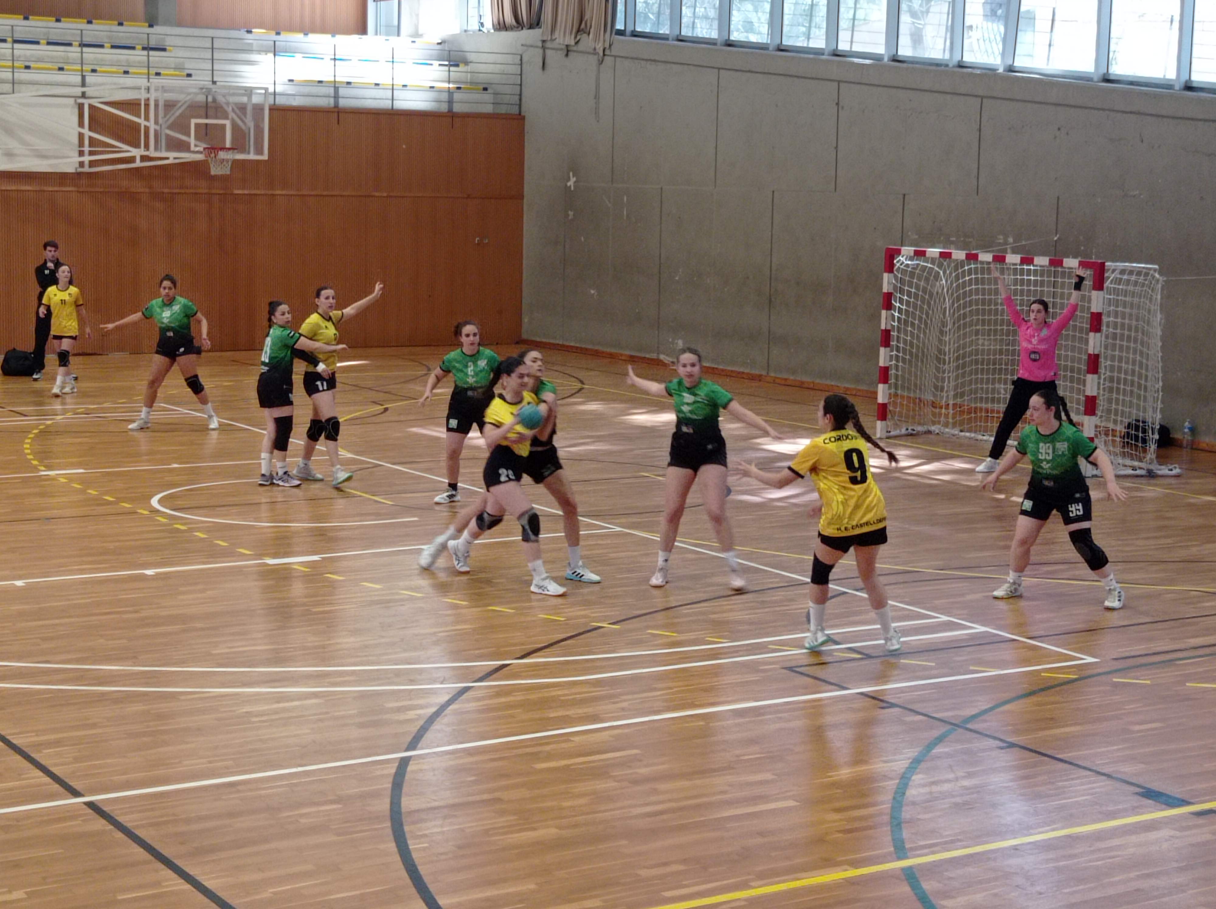 El sènior femení del Club Handbol Cerdanyola no va poder superar el Castelldefels, però manté opcions d’ascens a través de la fase de promoció. FOTO: CH Cerdanyola