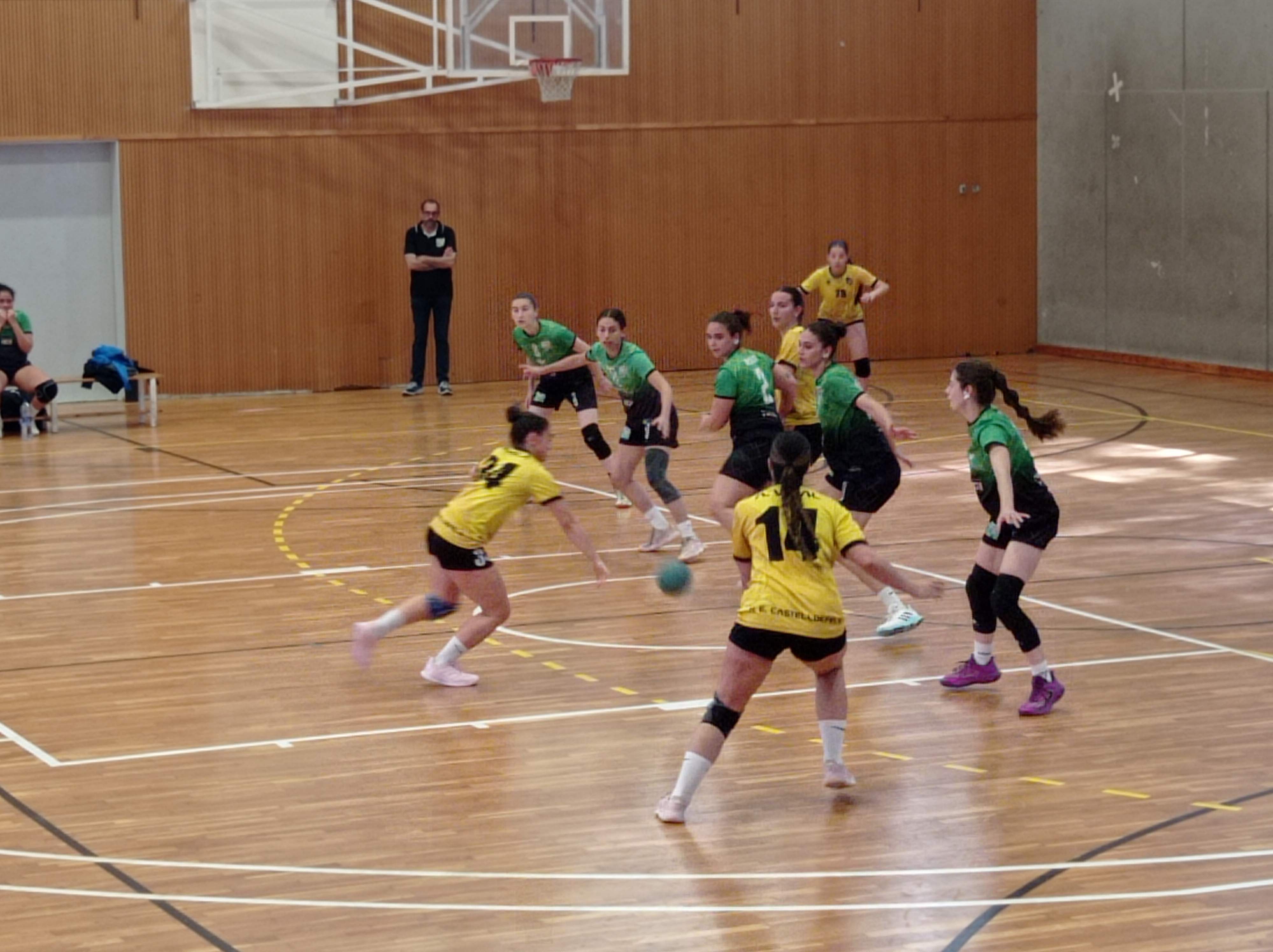 El sènior femení del Club Handbol Cerdanyola no va poder superar el Castelldefels, però manté opcions d’ascens a través de la fase de promoció. FOTO: CH Cerdanyola