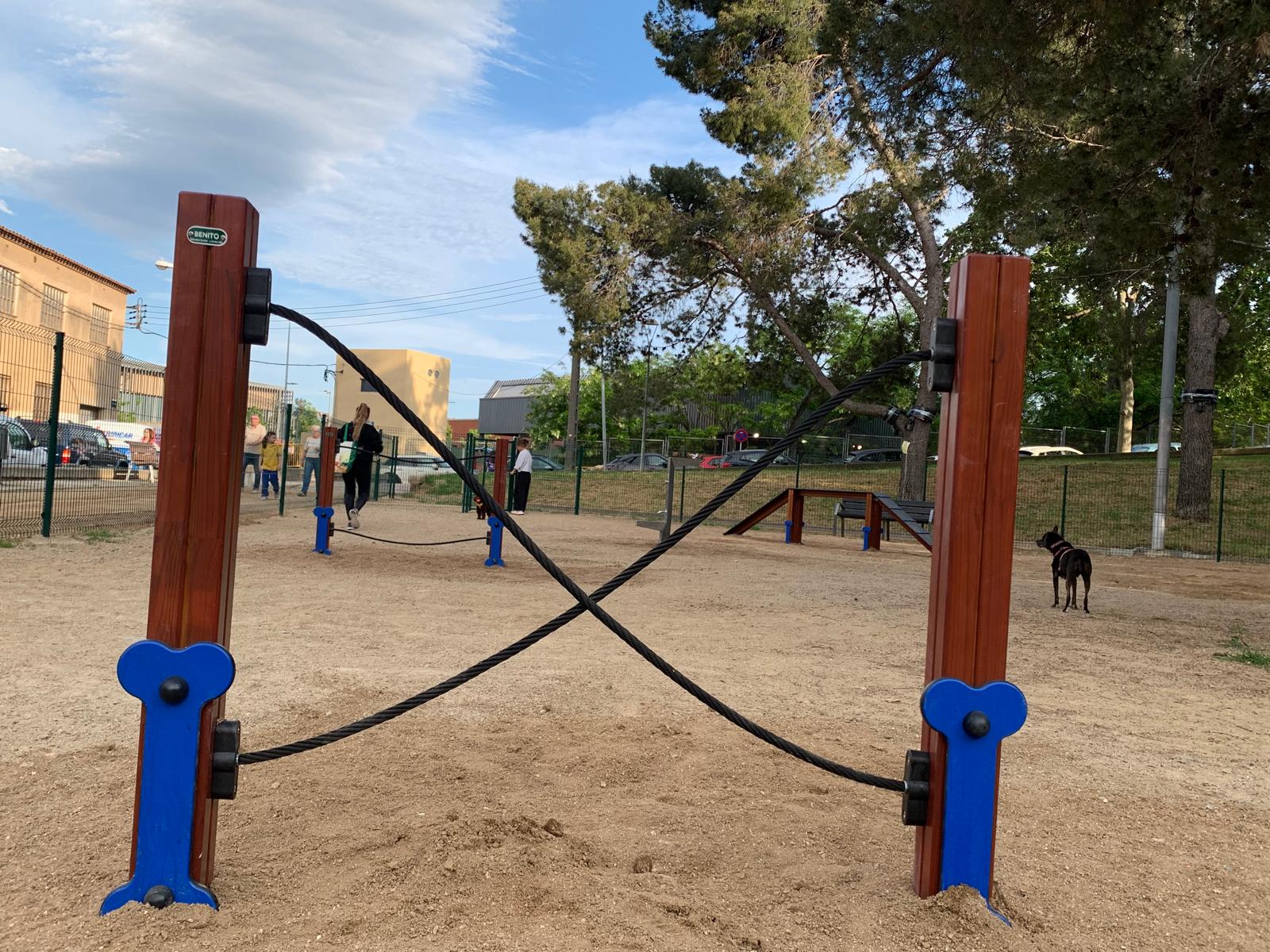 Vista del parc de la Malesa, obert aquesta setmana a la ciutadania, amb un dels jocs per a gossos en primer pla. FOTO: Judit Josa
