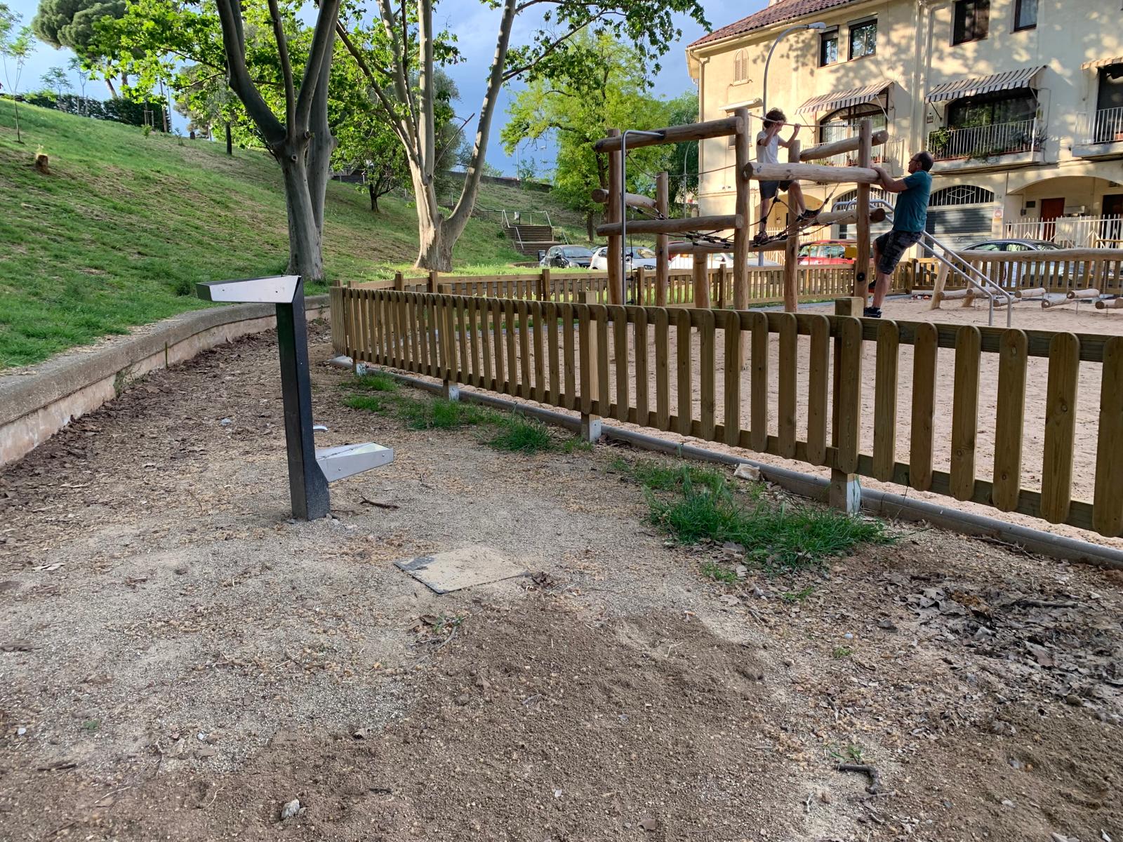 Una família jugant aquest dilluns al nou espai infantil del parc de la Malesa. FOTO: Judit Josa