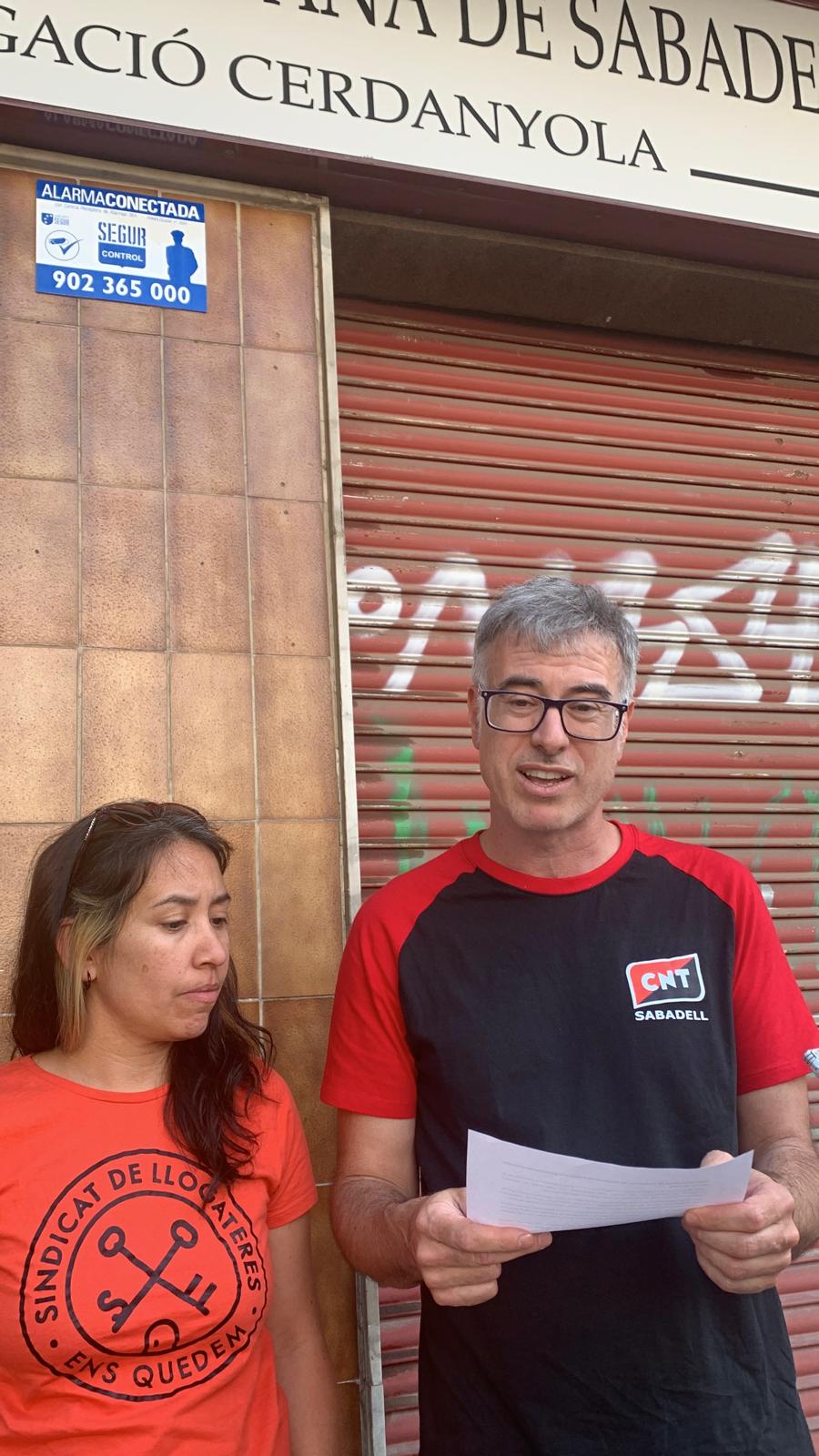 Representants del Sindicat de Llogateres i de la CNT durant la lectura del manifest aquest dilluns. FOTO: Judit Josa