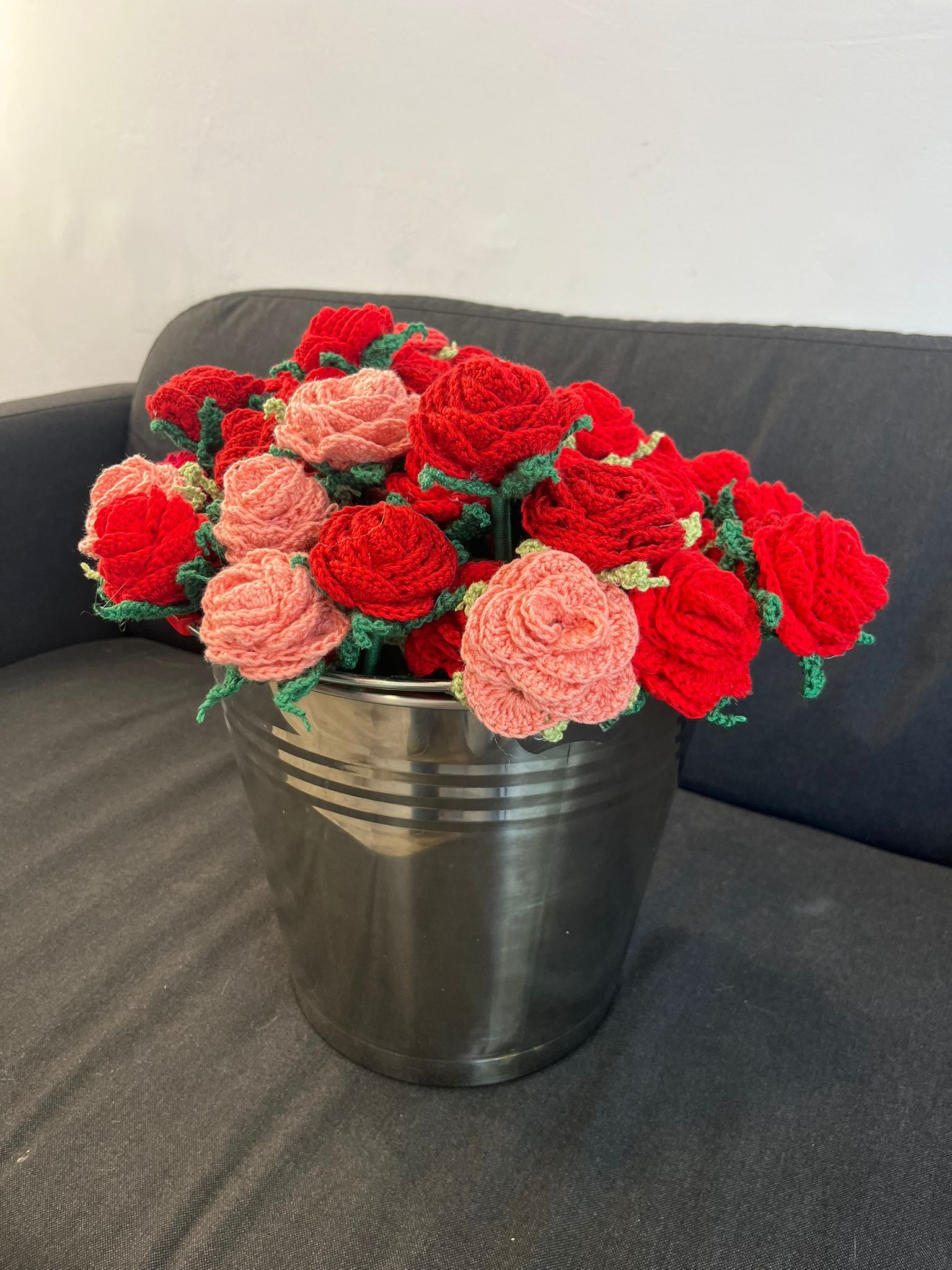 Roses de ganxet fetes a mà per a la campanya solidària de L’Aranya a Cerdanyola. FOTO: Cedida