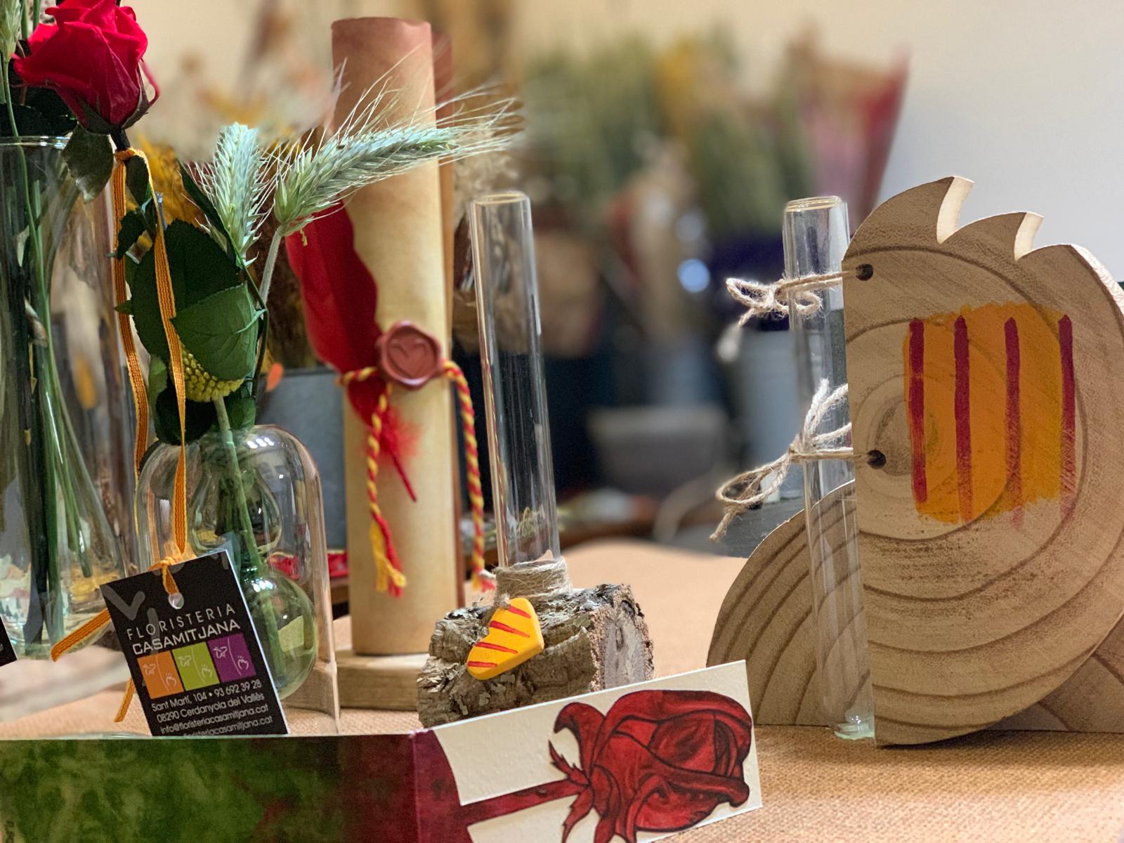 Composicions i productes artesanals en la preparació de Sant Jordi a les floristeries. FOTO: Judit Josa