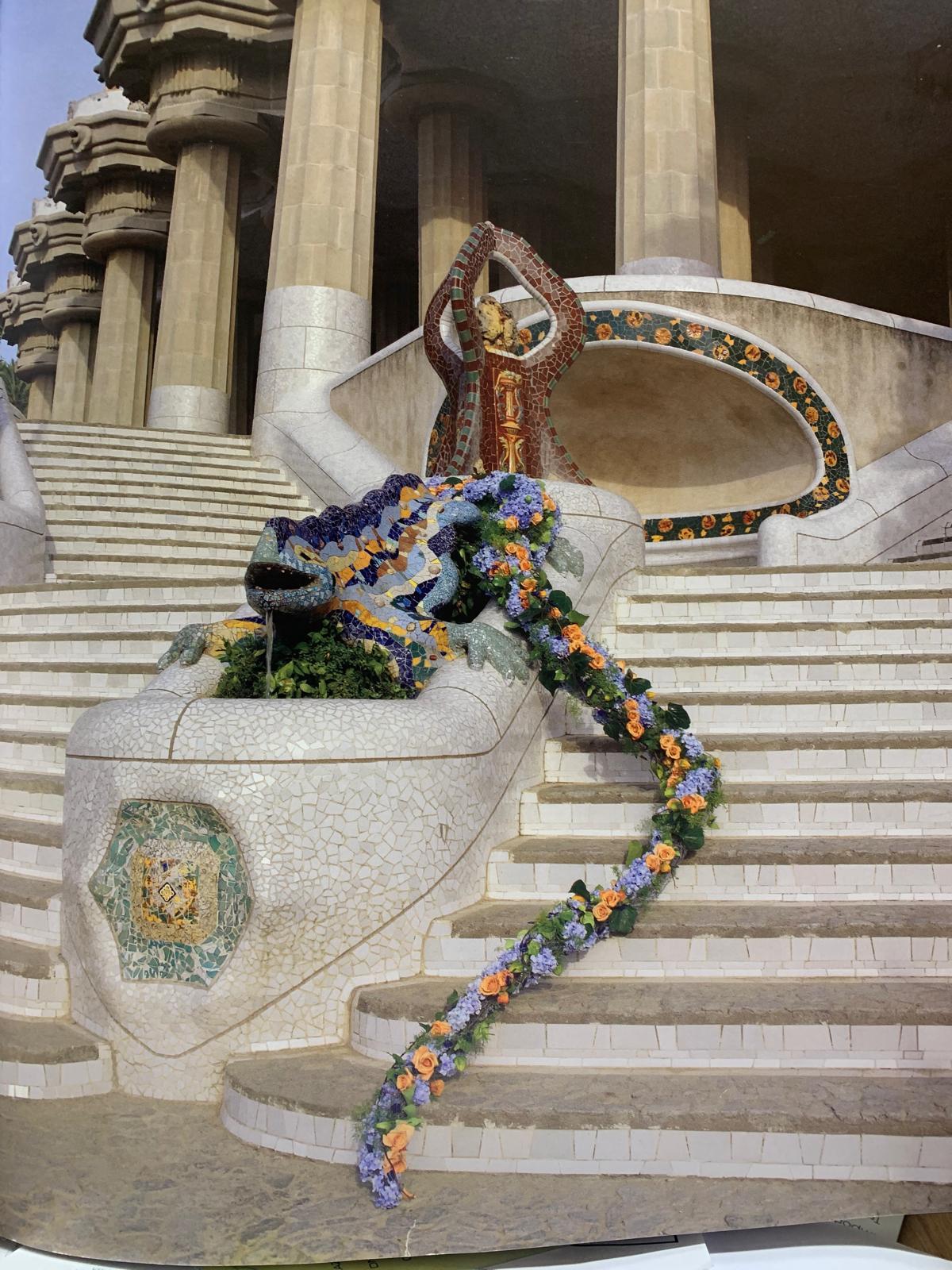 Imatge de la cua del 'drac' de Gaudí que l'any 2007 va crear Maria Casamitjana per una editorial belga i que ha estat la font d'inspiració pel drac de palmeres d'escorça. FOTO: Cedida