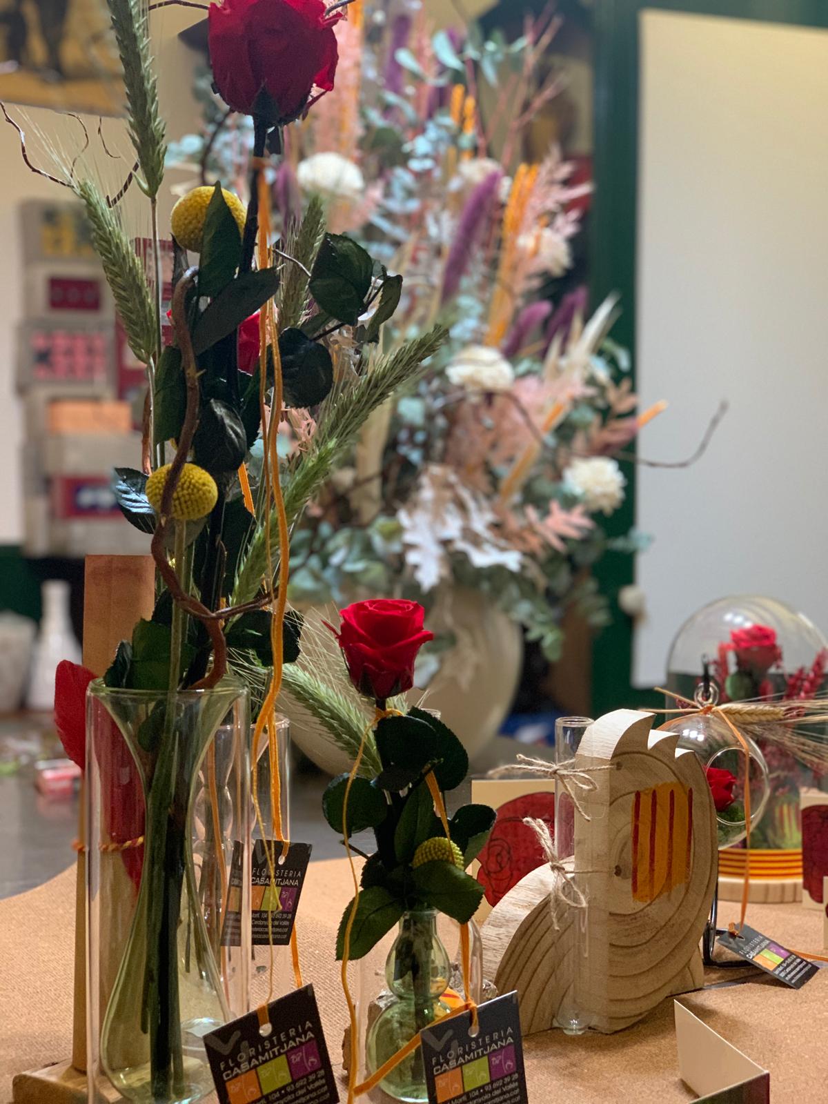 Composicions florals, la rosa, que a les floristeries majoritariament prové de l'Equador i algunes d'Holanda, s'acompanyen amb detalls artesanals i únics. FOTO: Judit Josa