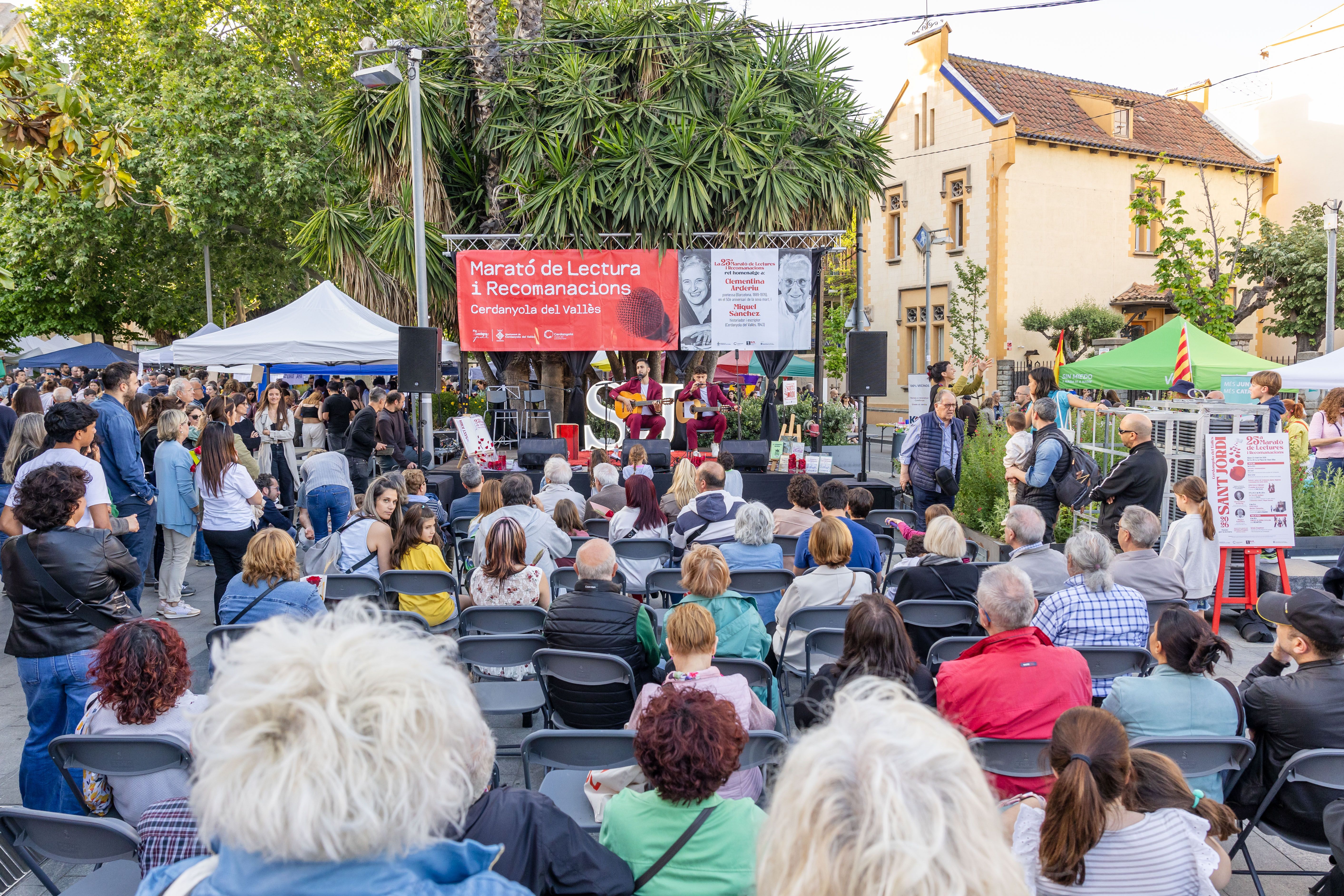 Ambient festiu durant el concert de cloenda de Sant Jordi a Cerdanyola. FOTO: Arnau Padilla