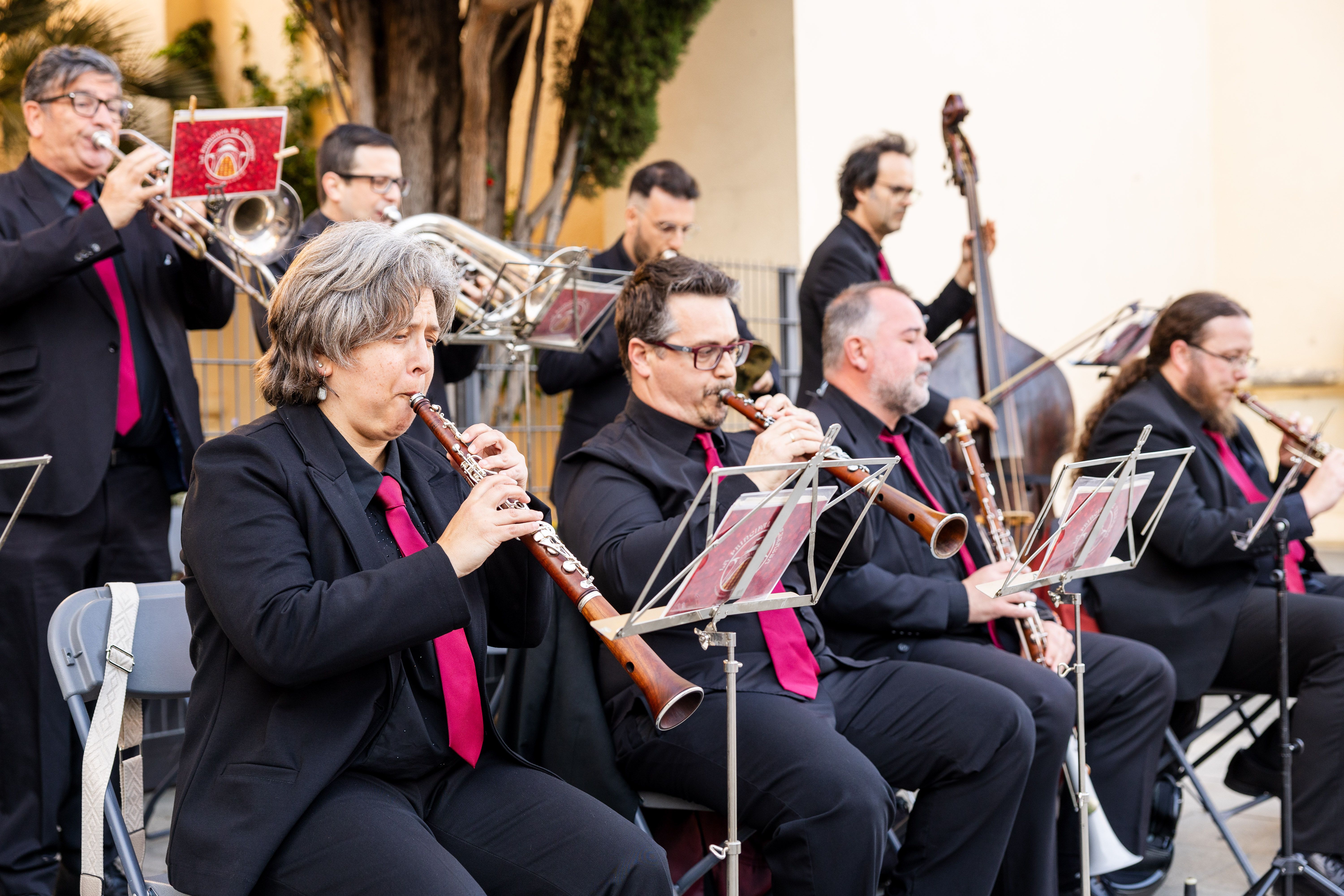 Ballada de sardanes amb la Cobla La Principal de Terrassa a la plaça de Joan Pau II durant la diada de Sant Jordi. FOTO Arnau Padilla