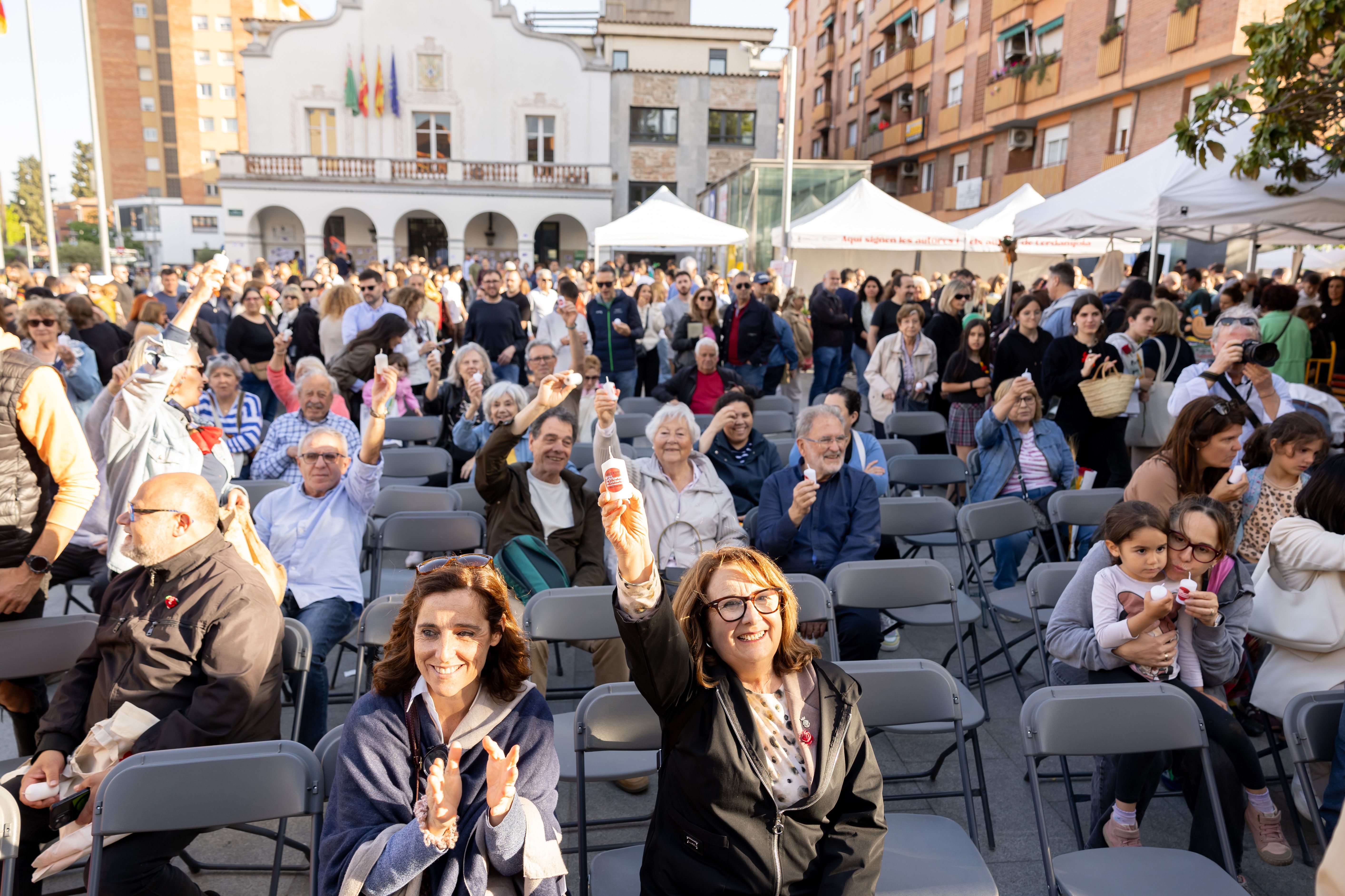 Celebració col·lectiva dels 25 anys de la Marató de Lectura amb una bufada d’espelmes a la plaça de l’Abat Oliba. FOTO Arnau Padilla