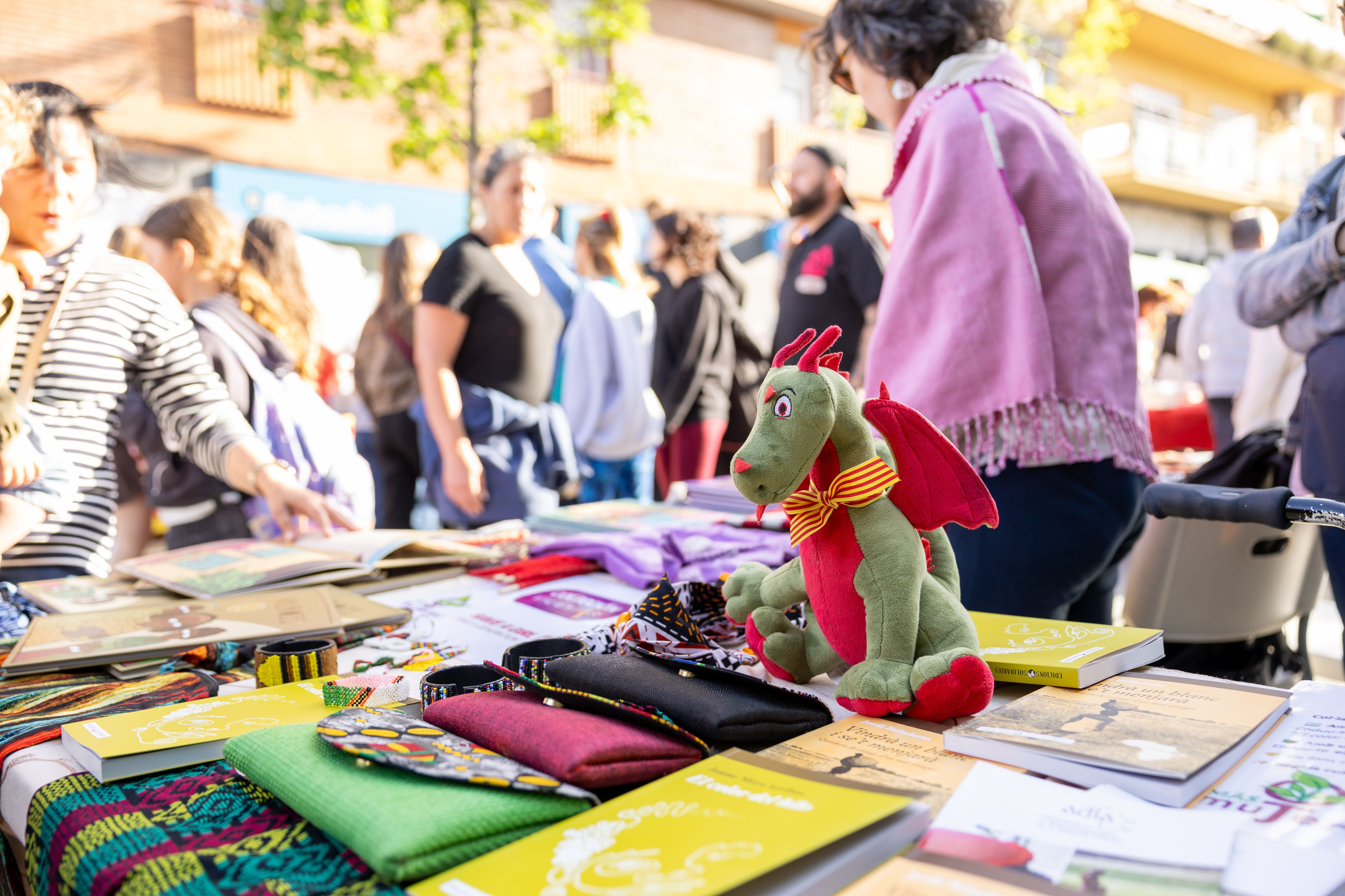 Dracs, llibres i objectes artesanals a les parades d’entitats de Cerdanyola durant la diada de Sant Jordi. FOTO Arnau Padilla