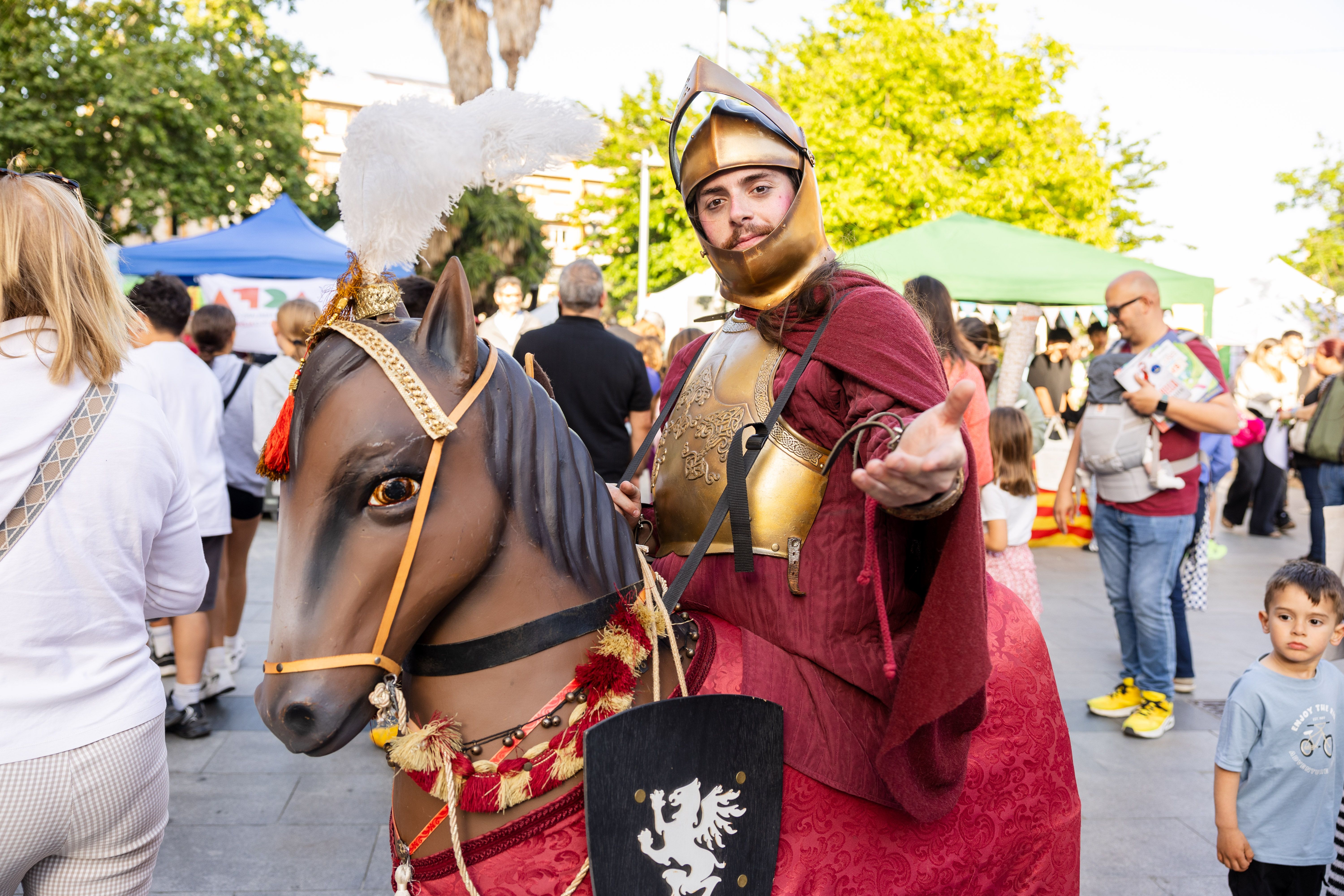 El cavaller buscant el drac durant l’espectacle itinerant El cavaller de la lectura a la diada de Sant Jordi. FOTO Arnau Padilla