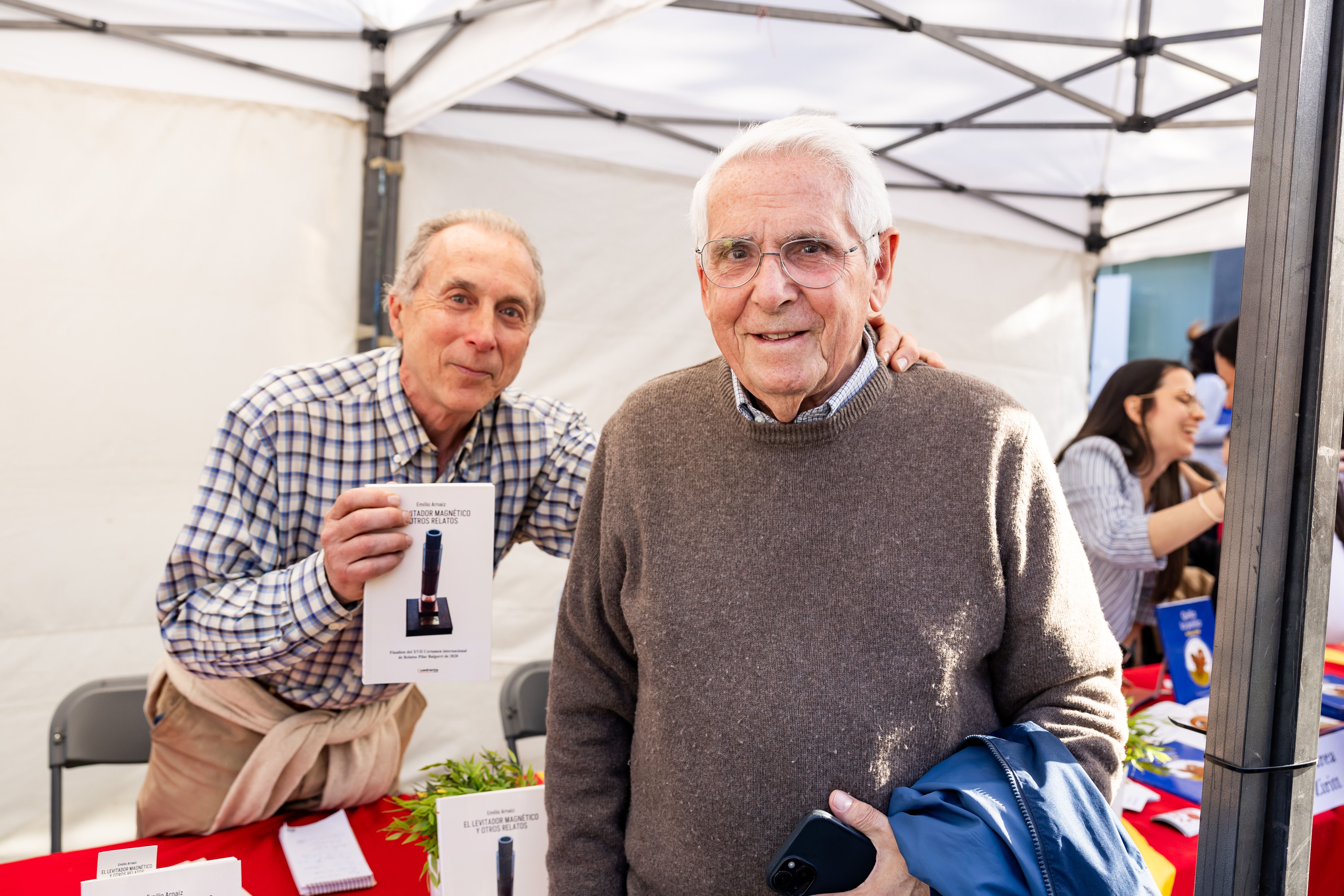 Els escriptors Miquel Sánchez i Emilio Arnáiz, autor de El levitador magnético y otros relatos, durant la signatura de llibres per Sant Jordi. FOTO Arnau Padilla