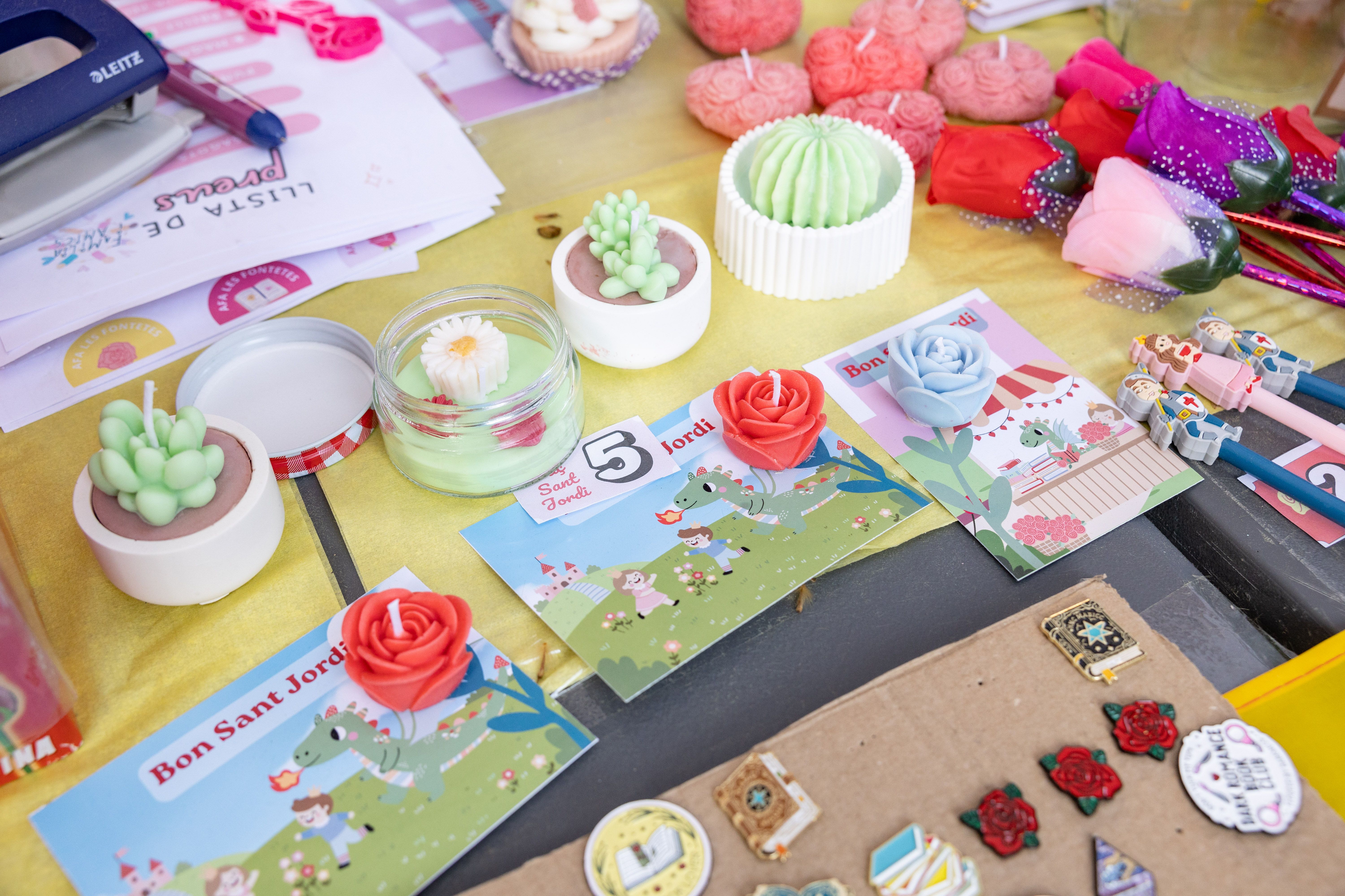 Espelmes i altres objectes, molts creats a mà, que es podien comprar per Sant Jordi a les parades de la plaça. FOTO Arnau Padilla