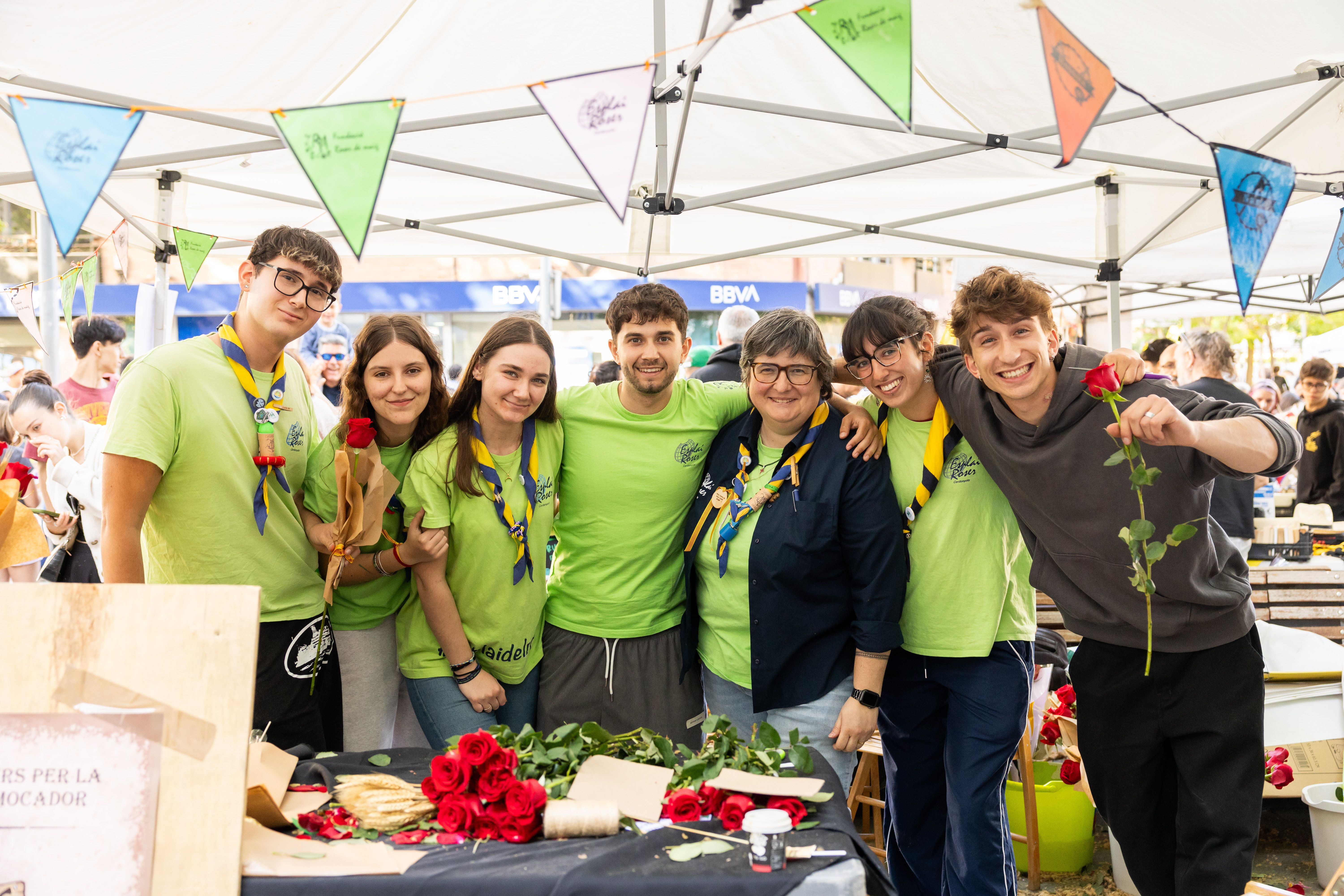 Foto de grup de l’Esplai El Roser a l’espai del Roser durant la jornada de Sant Jordi. FOTO Arnau Padilla