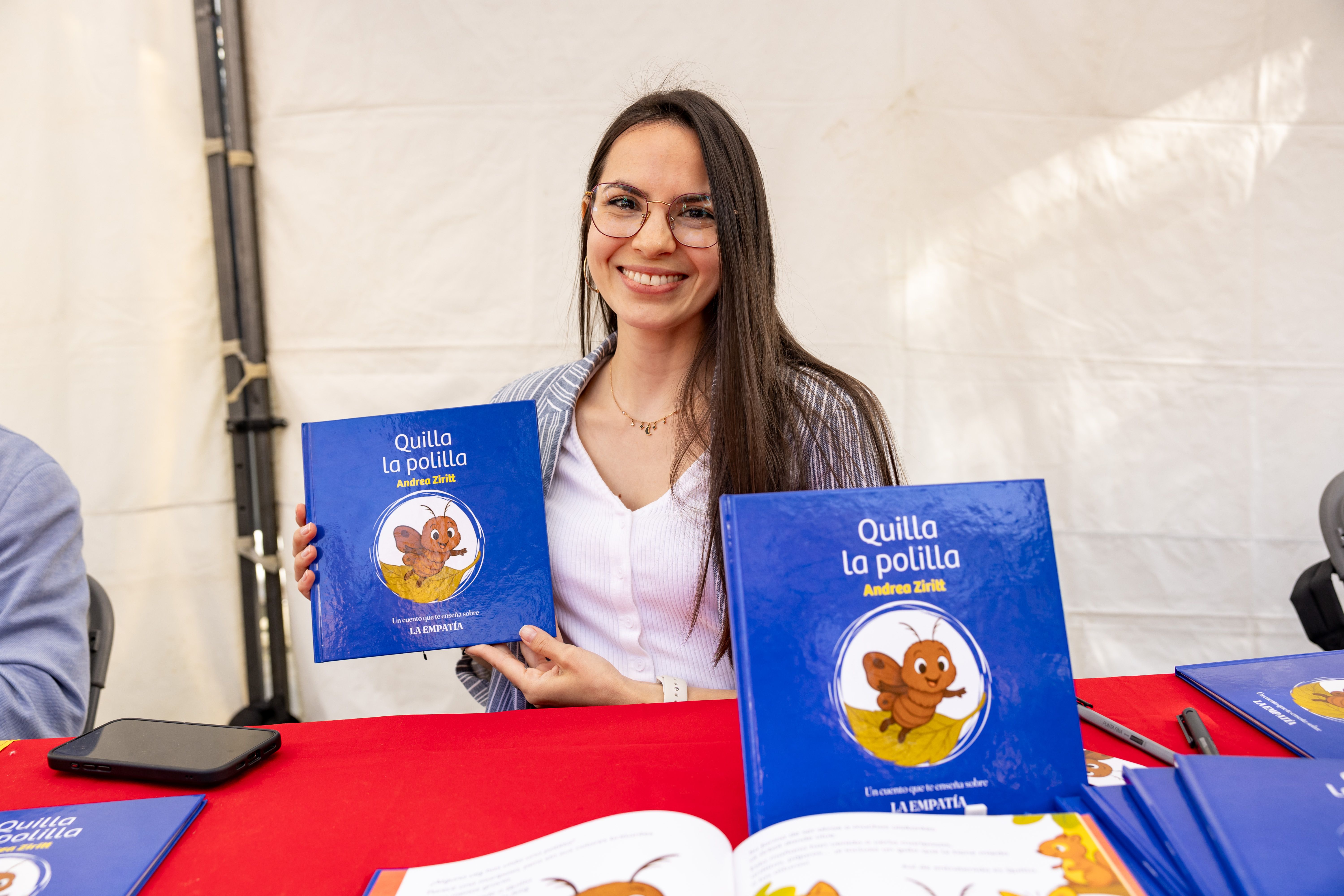 L’autora Andrea Ziritt mostra el seu conte infantil Quilla, la polilla, a la taula d’autors locals per Sant Jordi FOTO Arnau Padilla