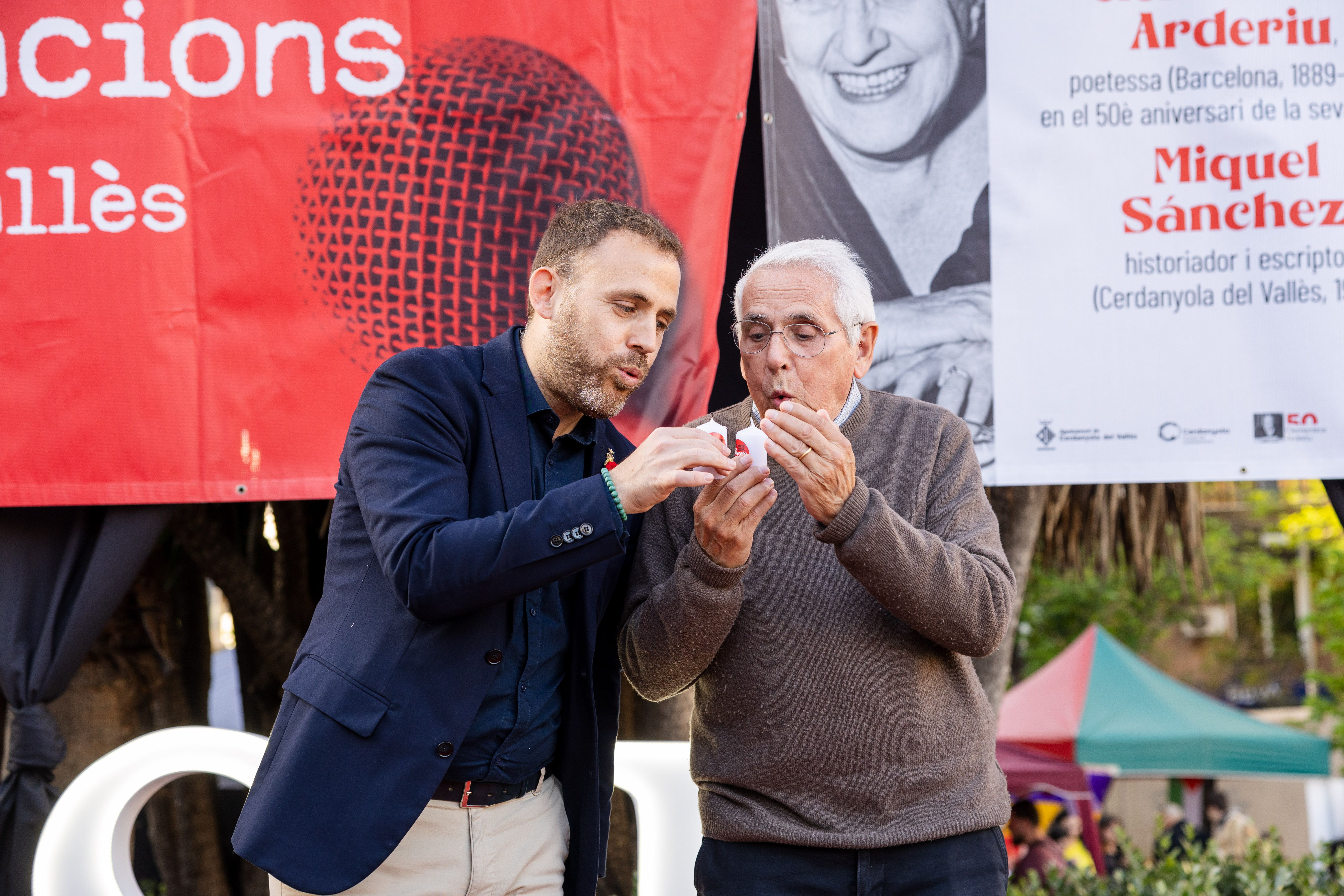 L’escriptor Miquel Sánchez, homenatjat, i l’alcalde Carlos Cordón bufen les espelmes dels 25 anys de la Marató de Lectura. FOTO Arnau Padilla