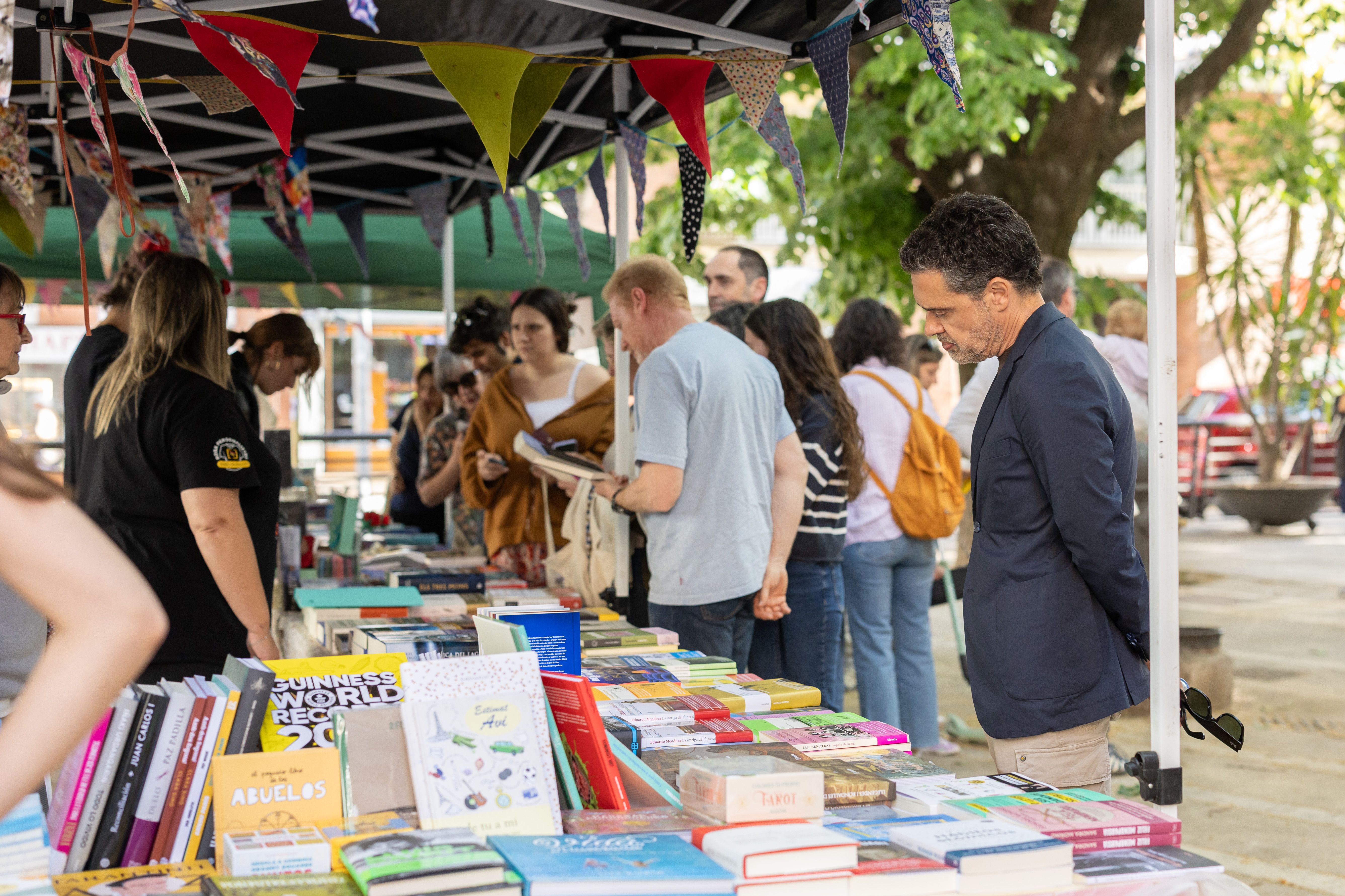La parada de la llibreria L’Aranya, amb roses solidàries i llibres, en plena diada de Sant Jordi. FOTO Arnau Padilla