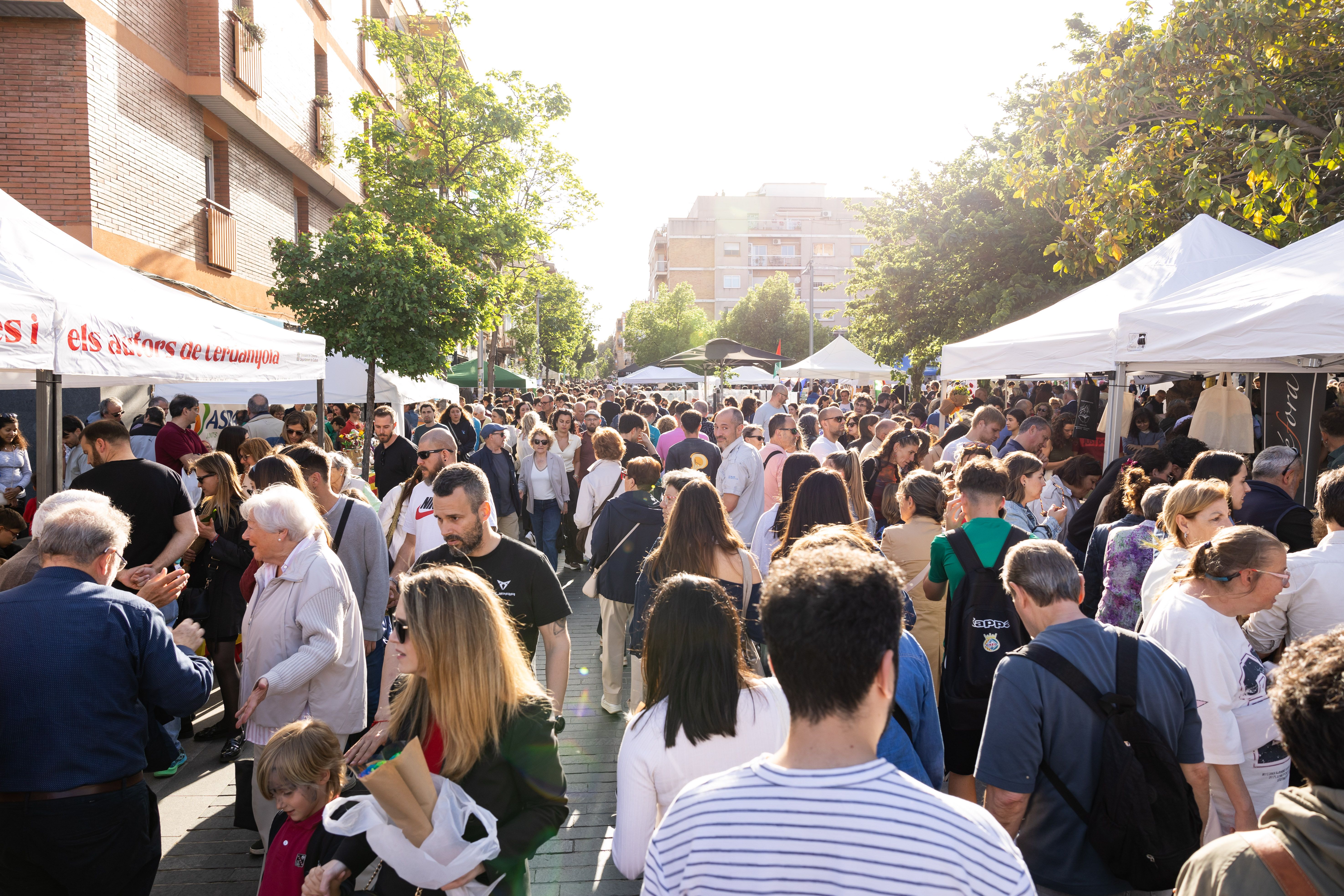 La plaça de l’Abat Oliba plena de públic en una jornada multitudinària de Sant Jordi FOTO Arnau Padilla