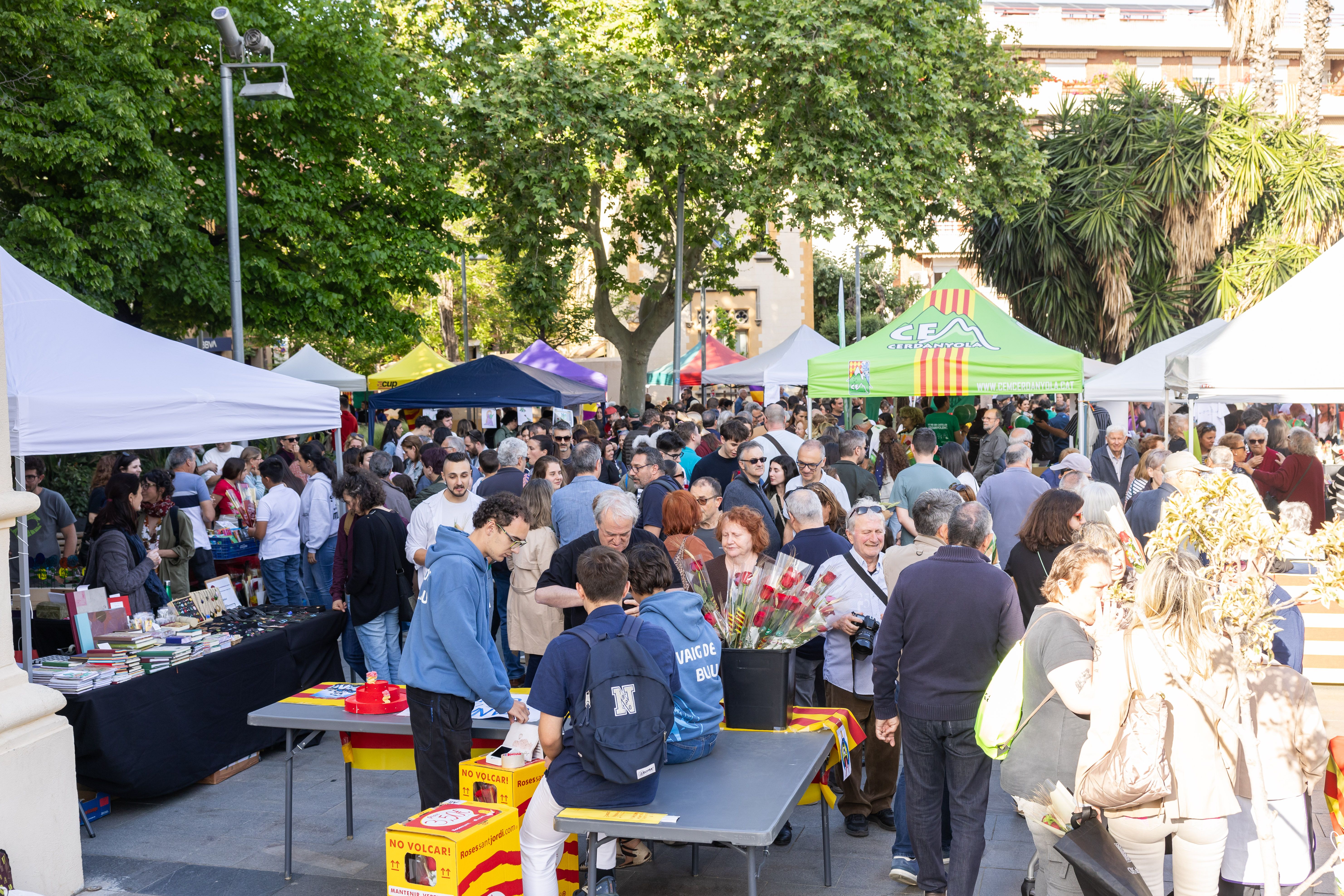 La plaça de l’Abat Oliba plena de públic en una jornada multitudinària de Sant Jordi. FOTO Arnau Padilla