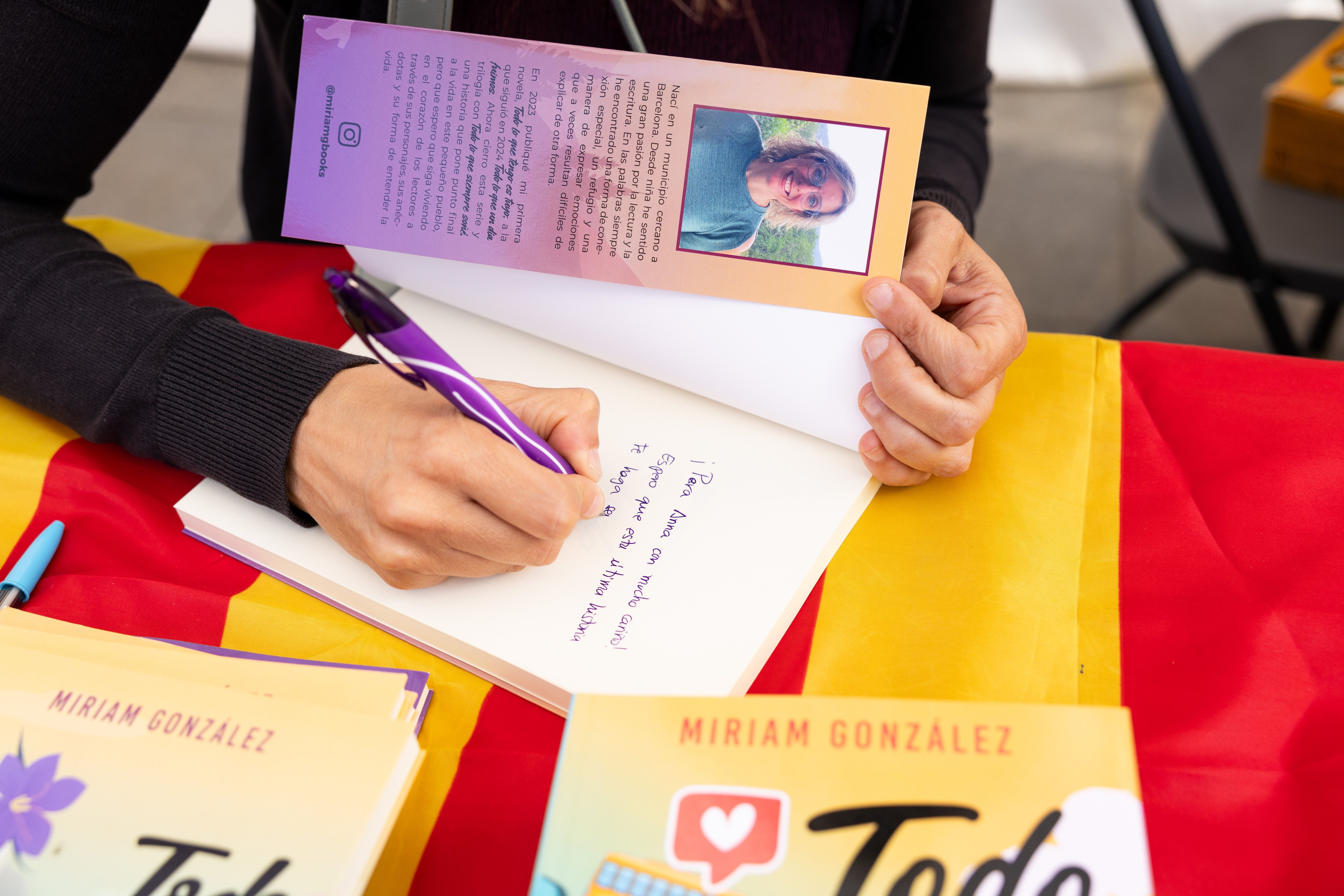 Miriam González signa Todo lo que siempre soñé a la taula d’autors locals per Sant Jordi. FOTO Arnau Padilla