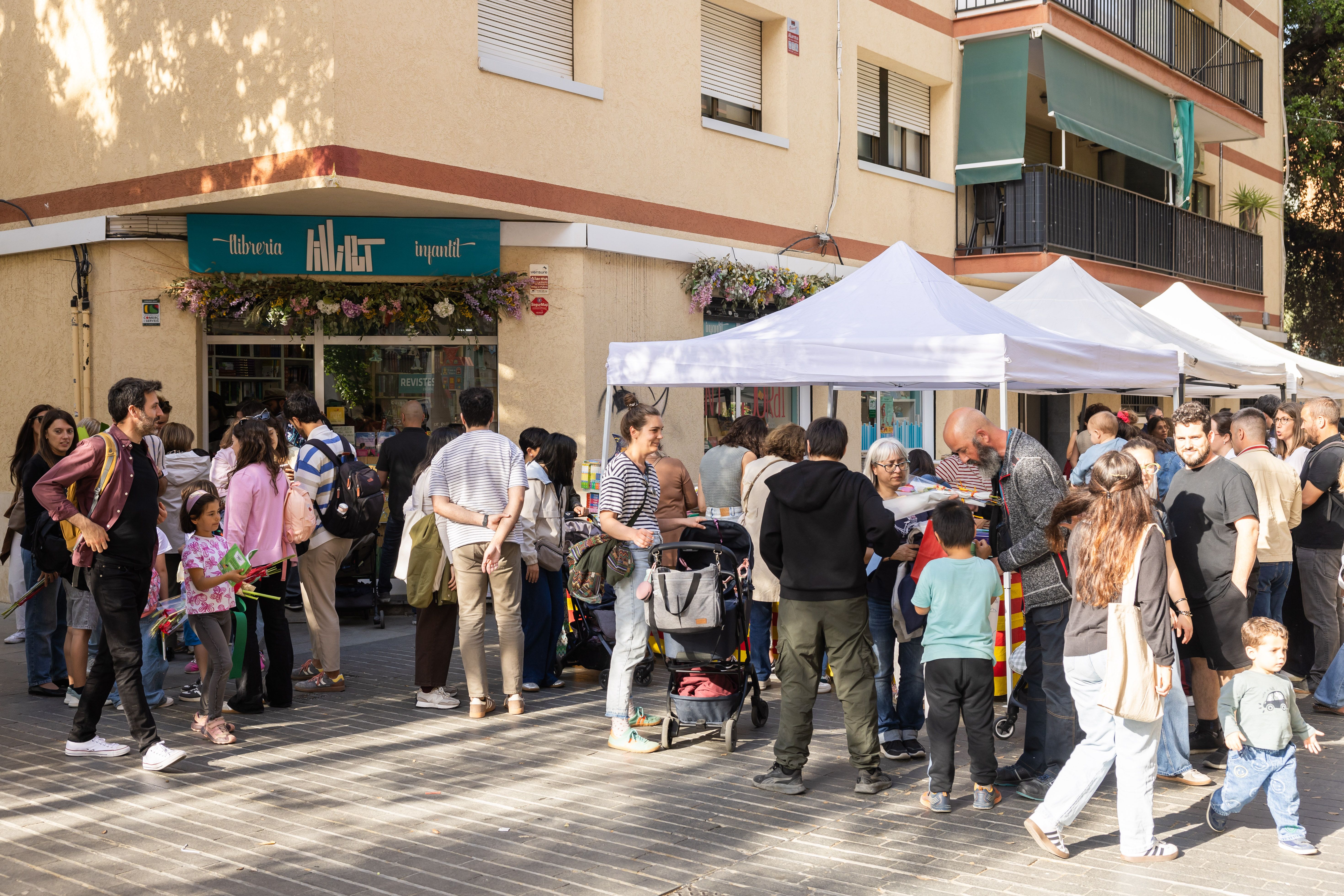 Parada de la llibreria Lilliput, especialitzada en públic infantil, al carrer de Sant Ramon durant la diada de Sant Jordi. FOTO Arnau Padilla